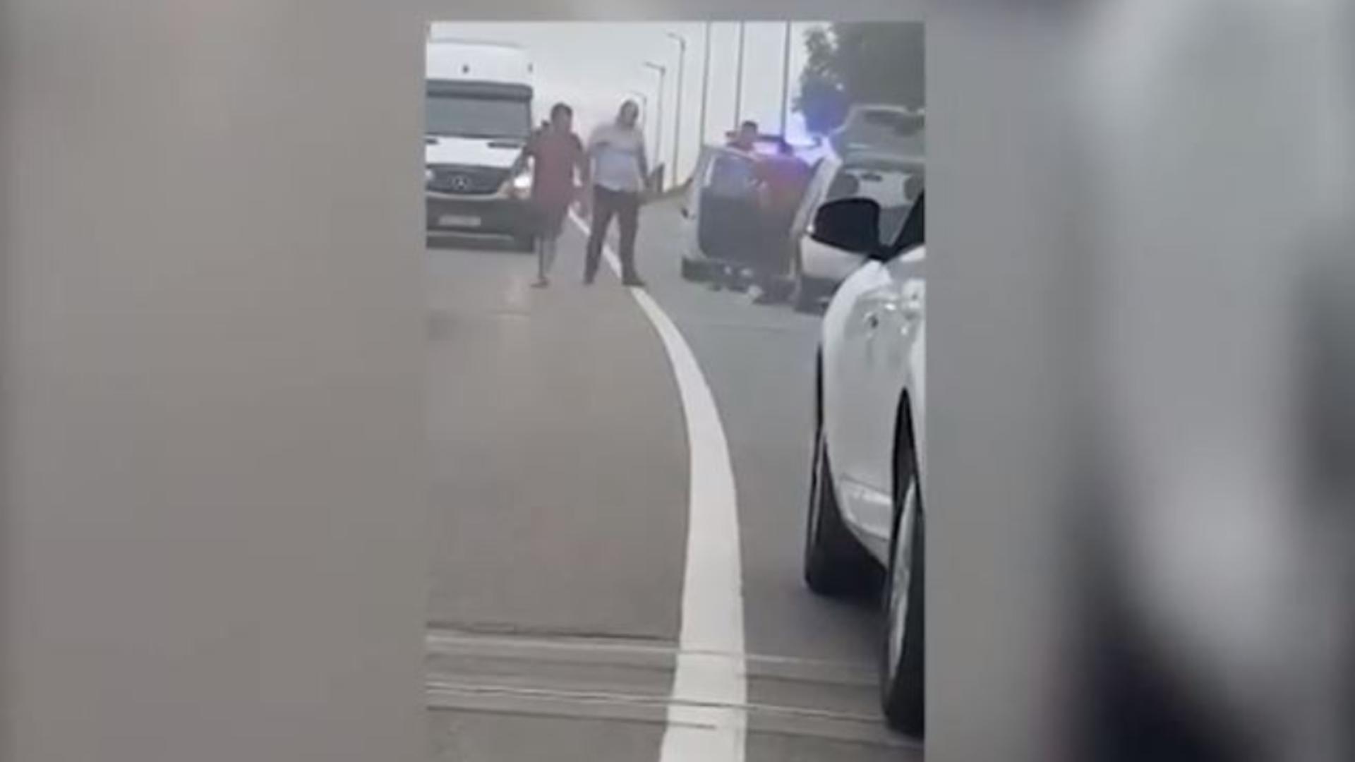 Momentul în care o mașină ia foc în trafic, iar un polițist îi sare în ajutor. Captură video