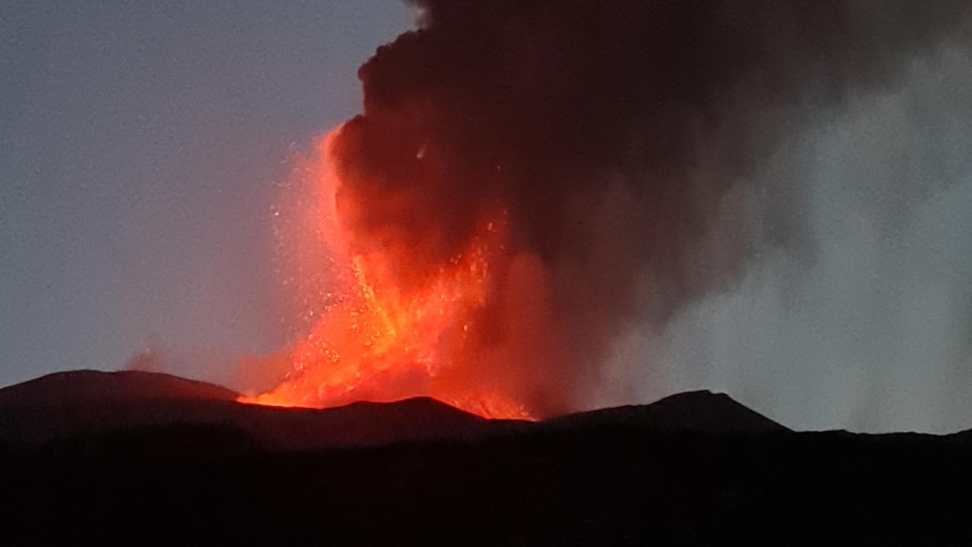 Erupția vulcanului Etna, Sicilia, pe 9 august 2021 Foto: Twitter.com
