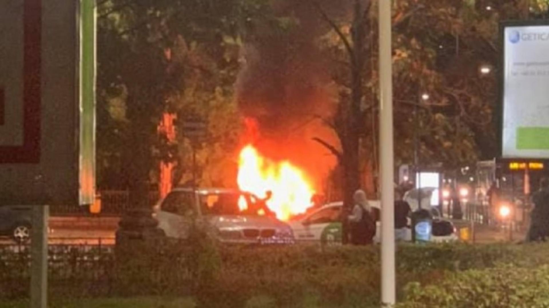 Maşină cuprinsă de flăcări pe Splaiul Independenţei din Capitală