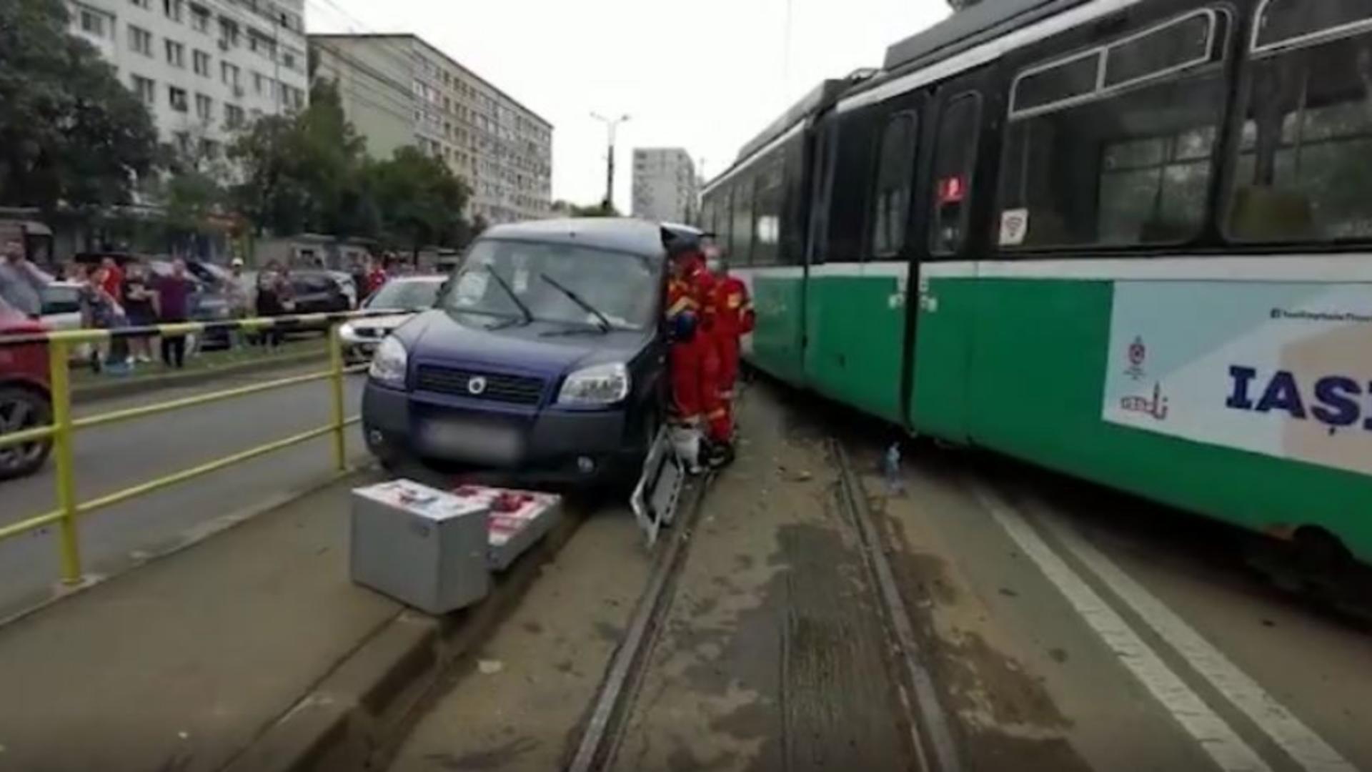 O mașină a intrat într-un tramvai, în Iași. Foto/captură video