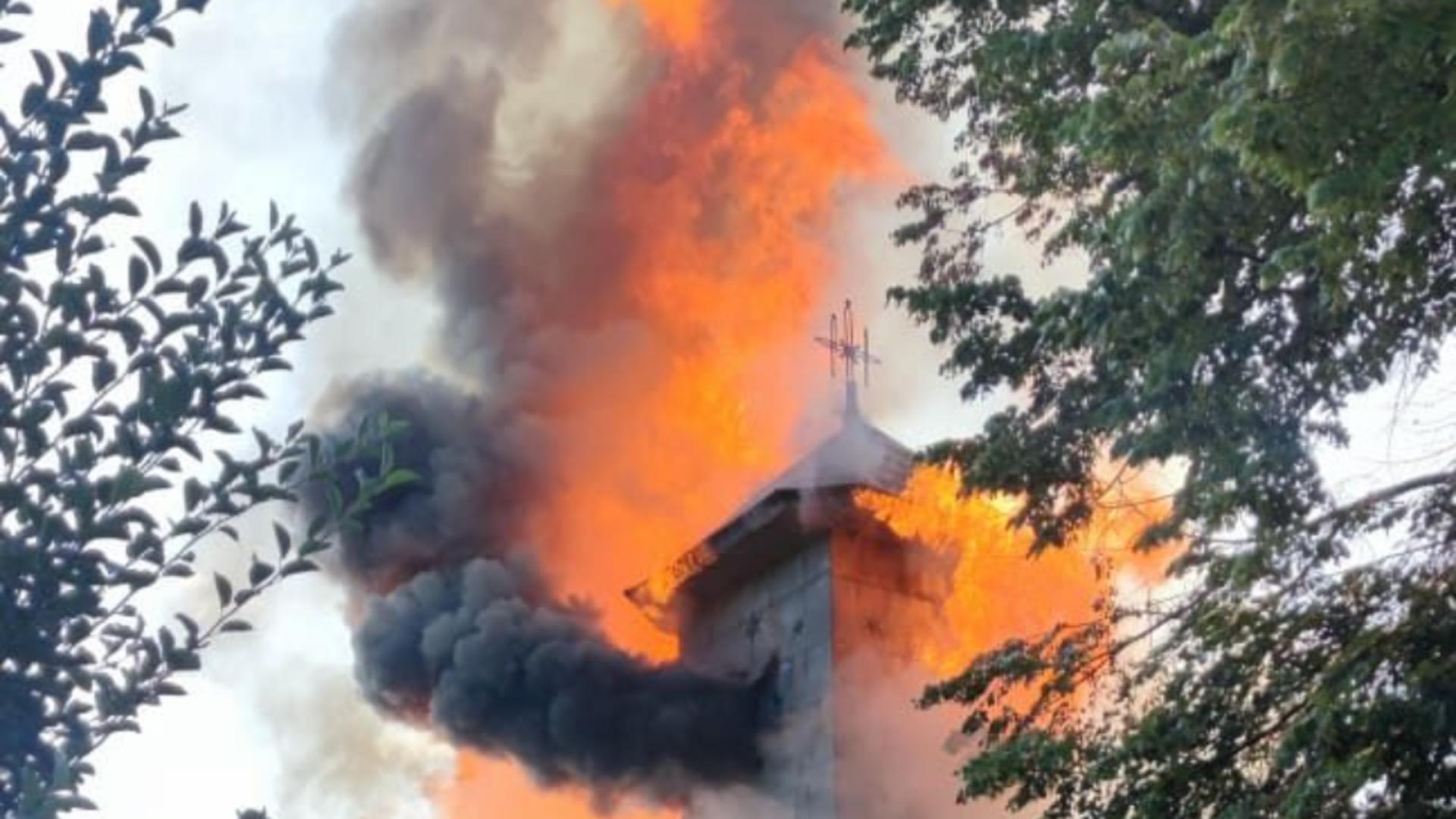 Flăcările au mistuit biserica de lemn din Chiojdeni 