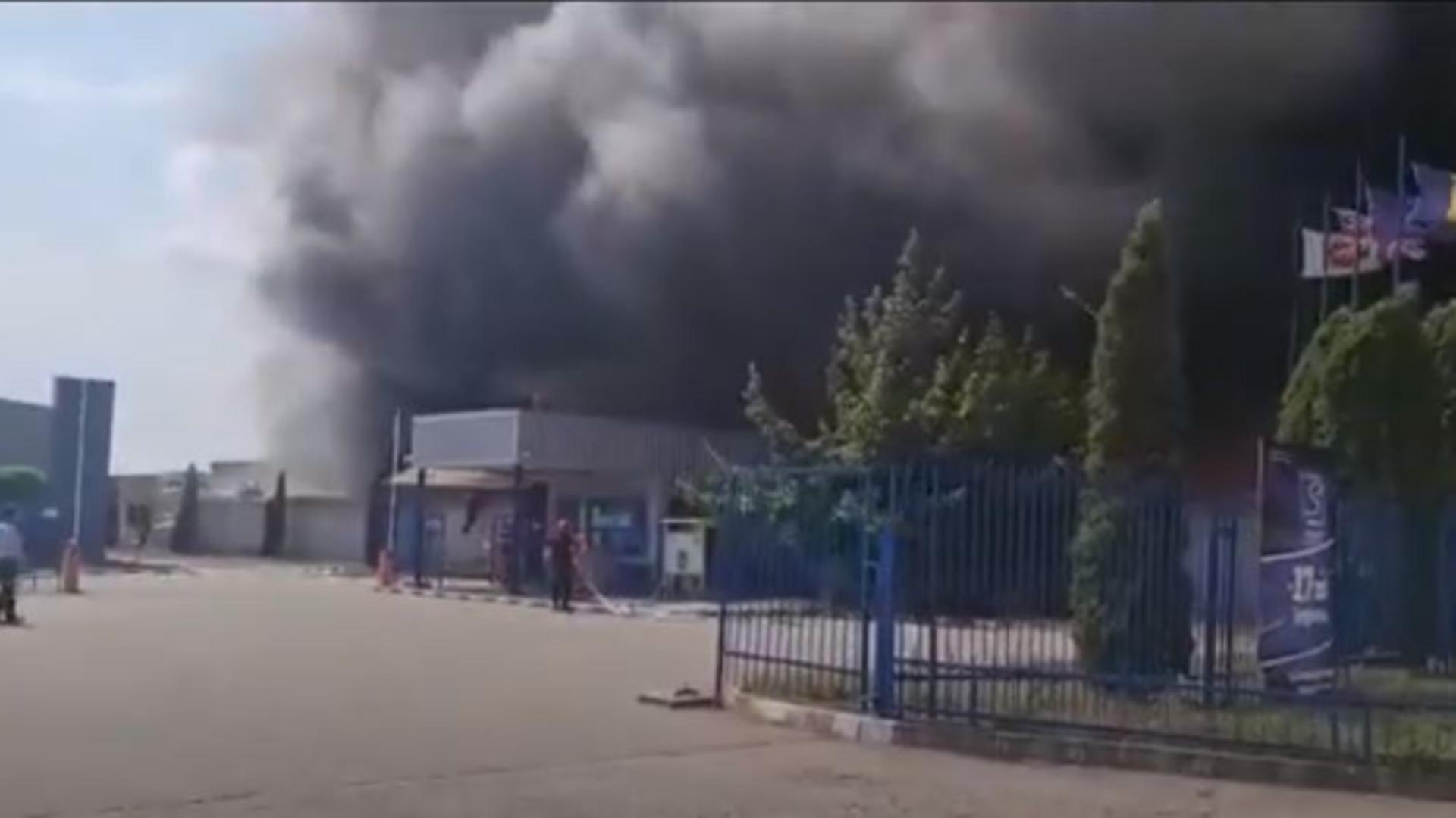 Incendiu puternic în Alba Iulia, la un depozit de materiale plastice. Captură video