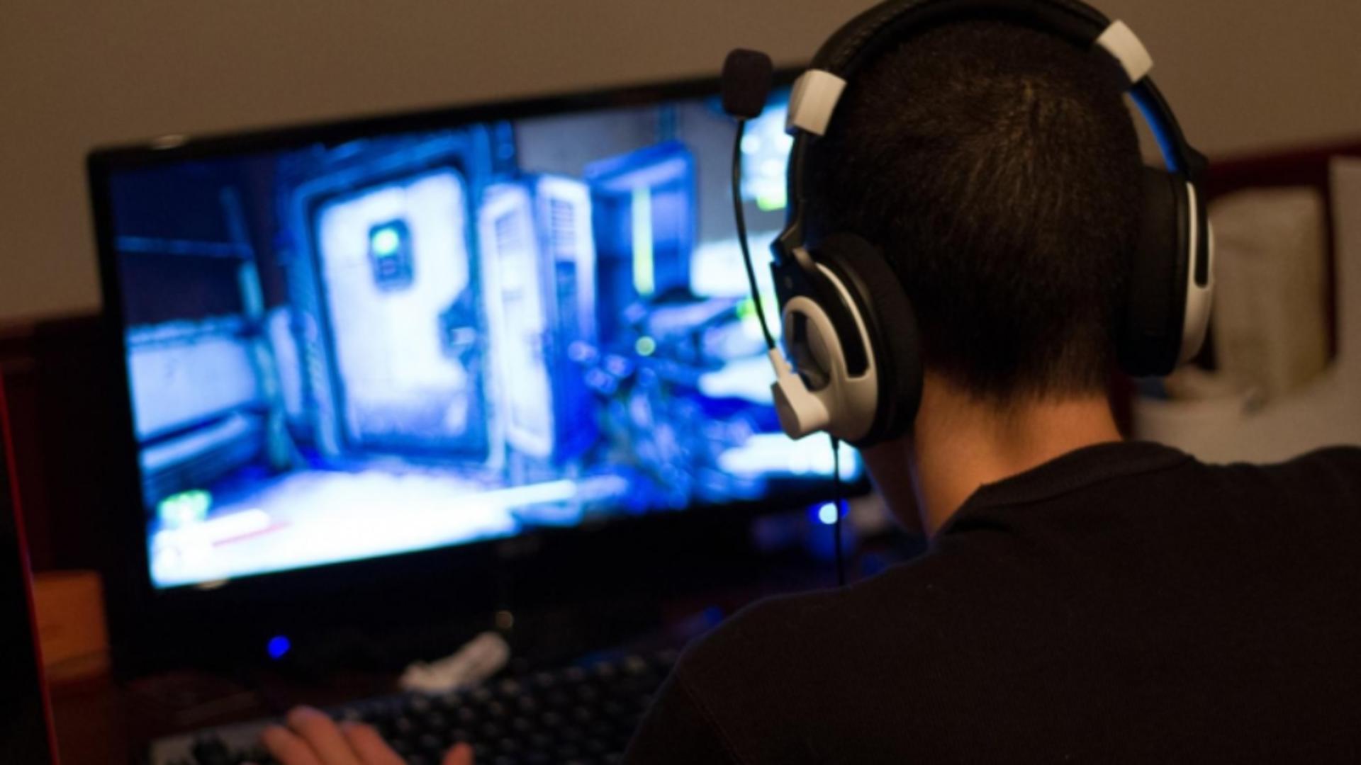 Tânăr din Vaslui, condamnat pentru evaziune după ce a vândut arme virtuale într-un joc pe calculator