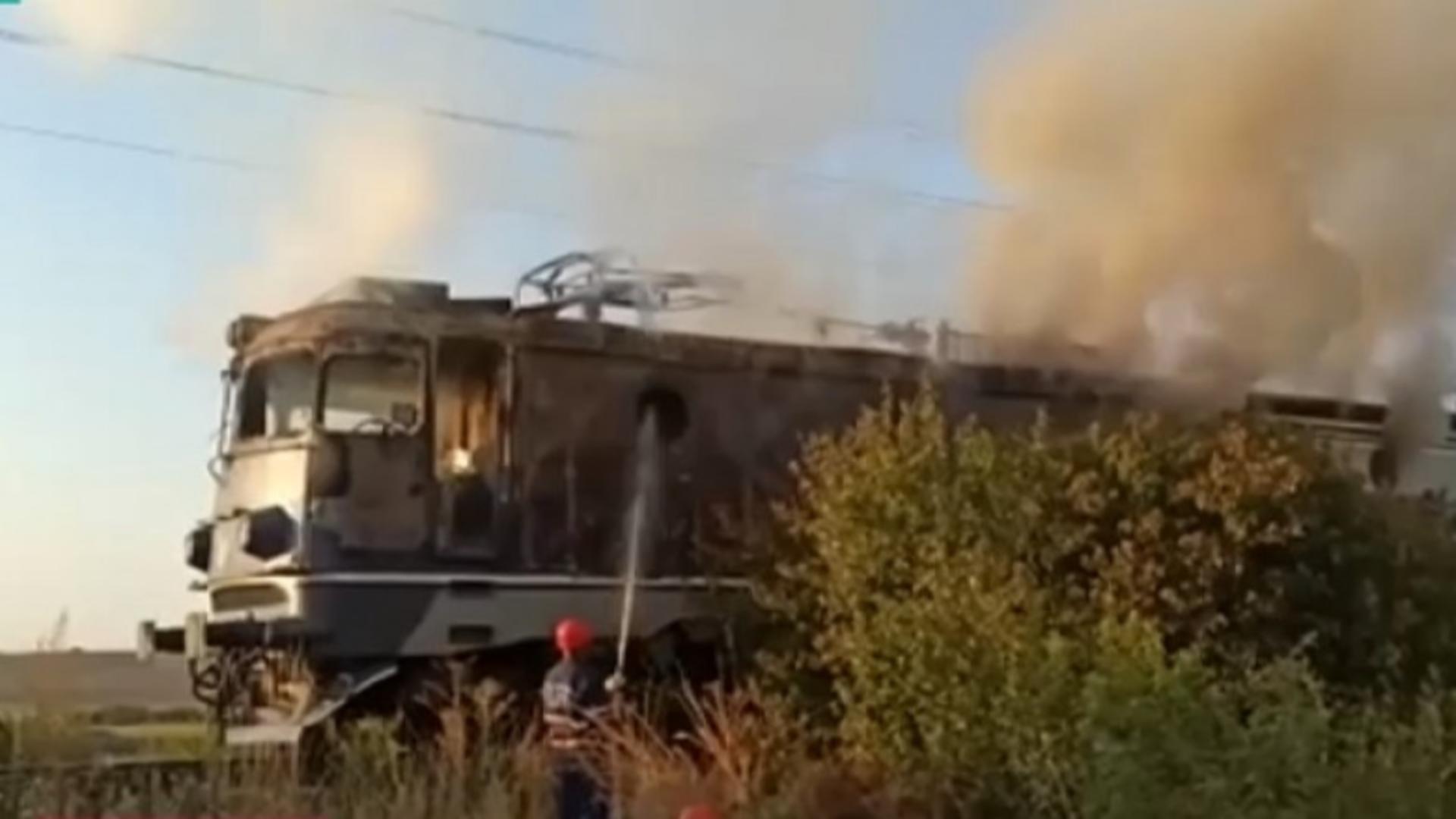 Incendiu la locomotiva unui tren de călători, în gara Băbeni din județul Vâlcea