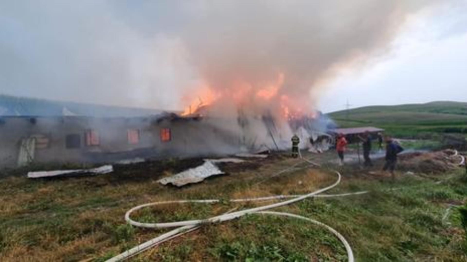 Mânăstirea Dumbrava, în FLĂCĂRI! Pompierii intervin de urgență în județul Alba