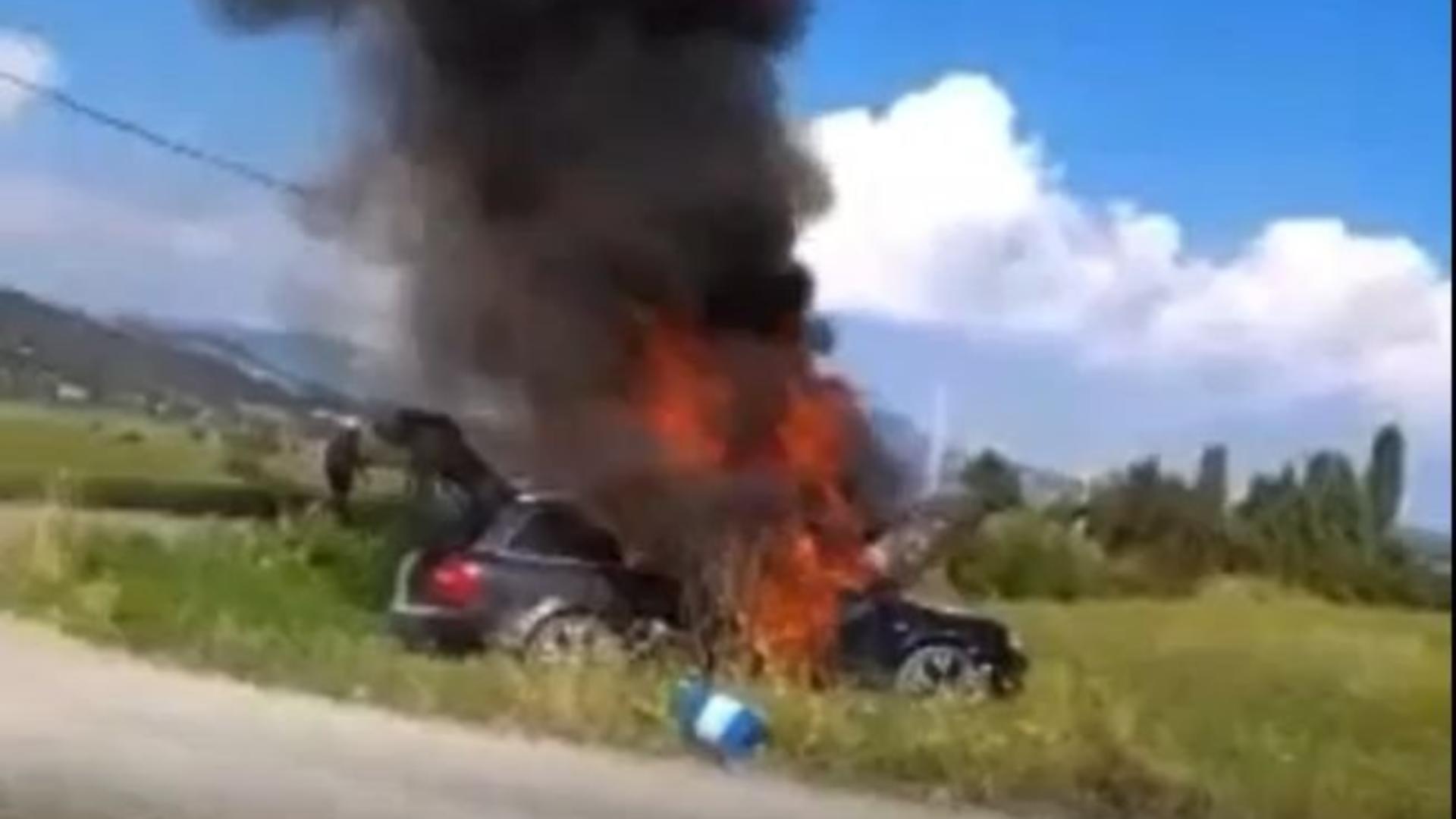 Autoturism distrus de flăcări, în Maramureș