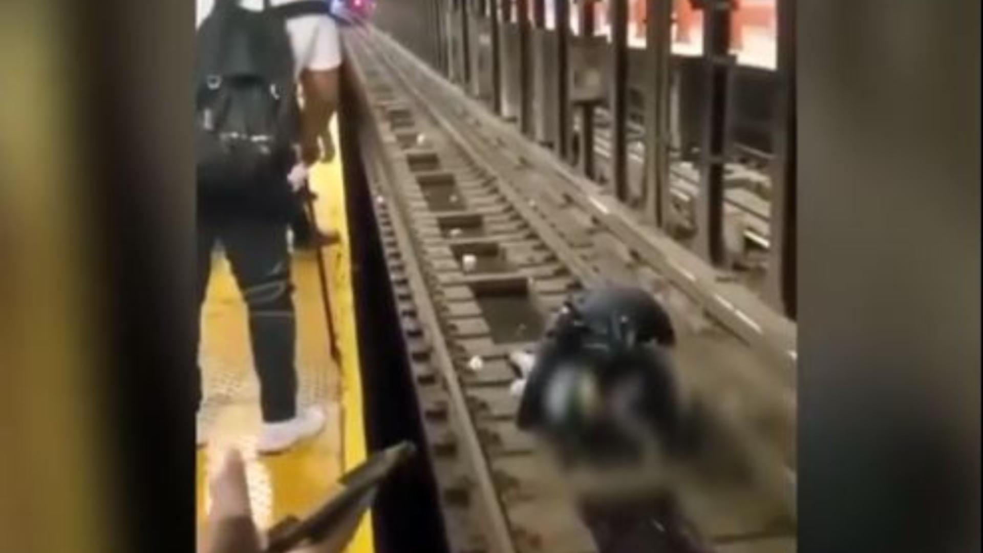 Un bărbat a căzut la metrou și a fost salvat de un polițist. Captură video