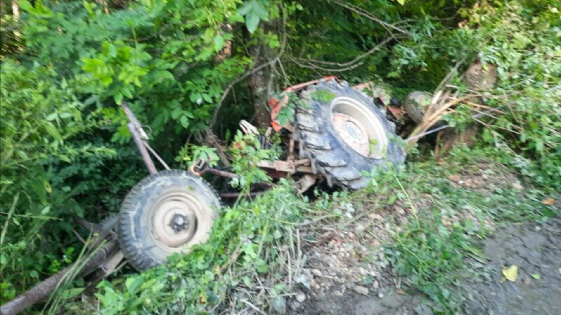 Un bărbat a murit după ce s-a răsturnat cu tractorul 