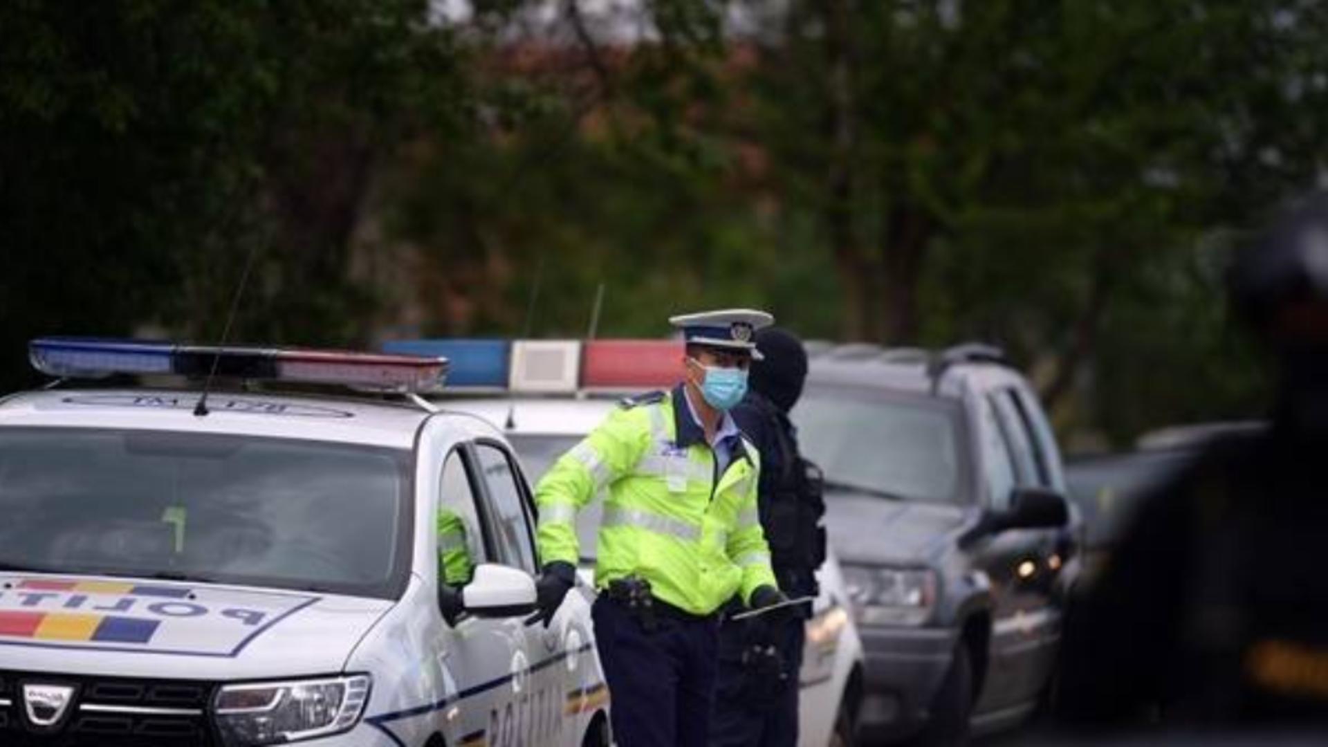 Polițiști prinși în timp ce luau MITĂ