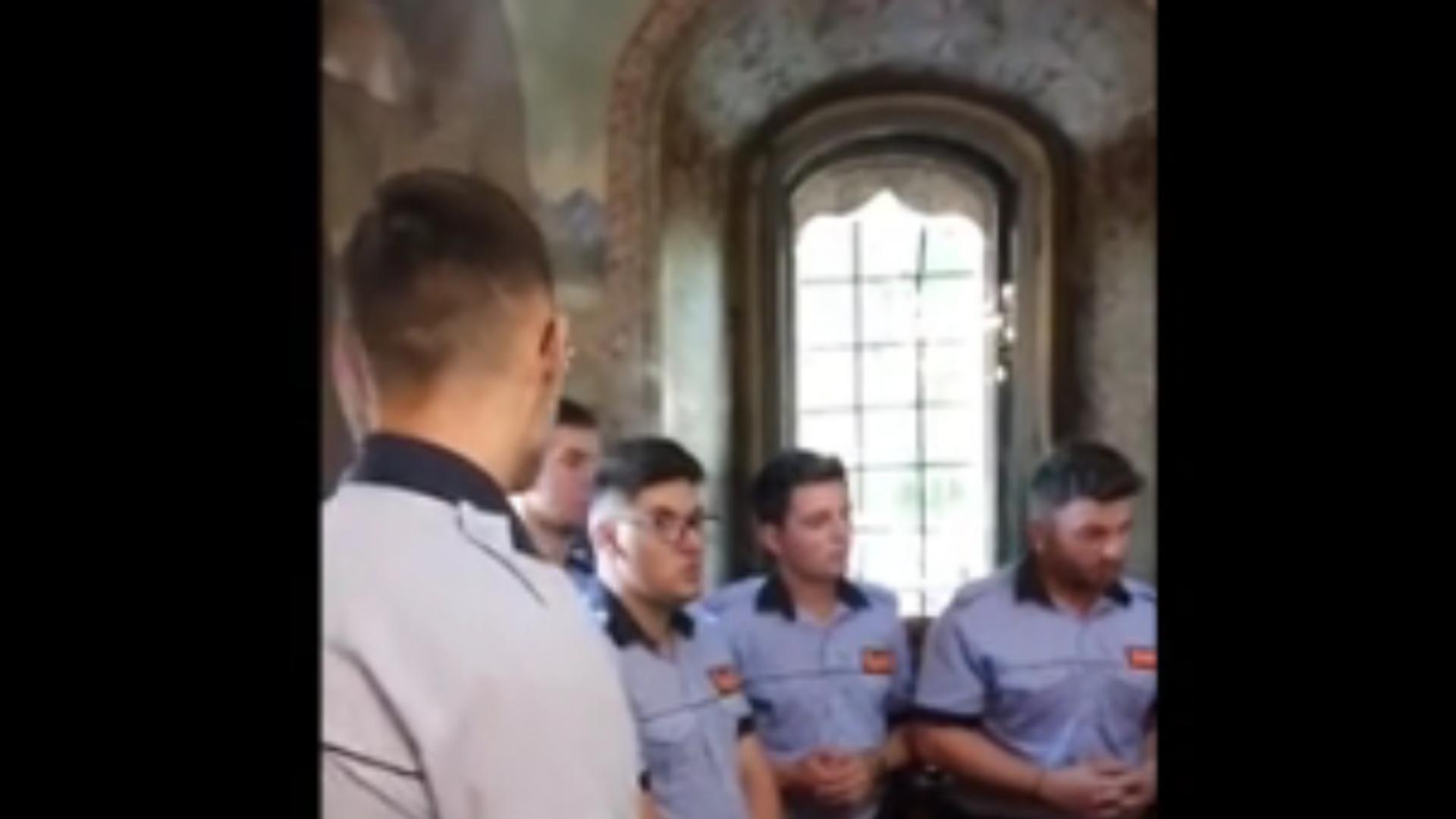 Elevi ai școlii de poliție, cântăreți în biserică