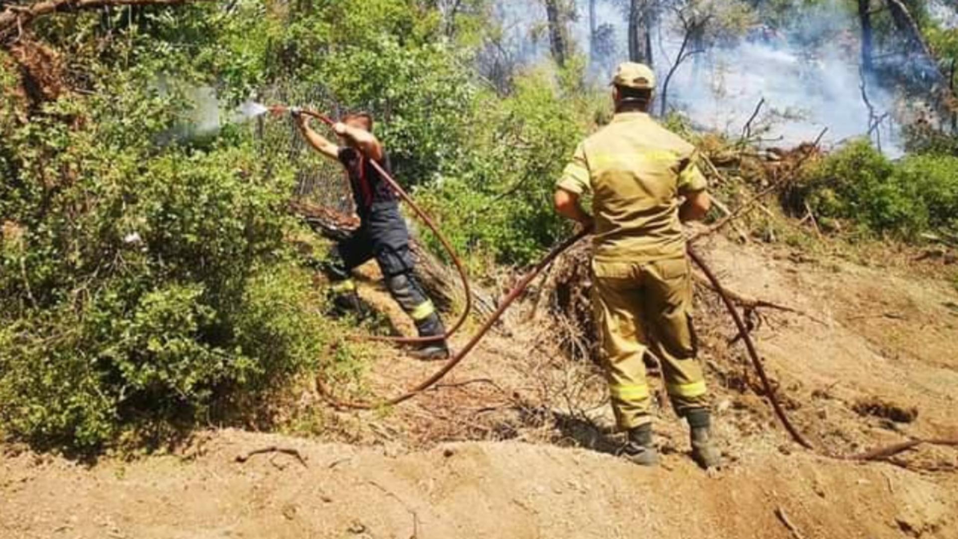 A treia zi a pompierilor români în lupta cu flăcările din Grecia mistuită de incendiile uriașe