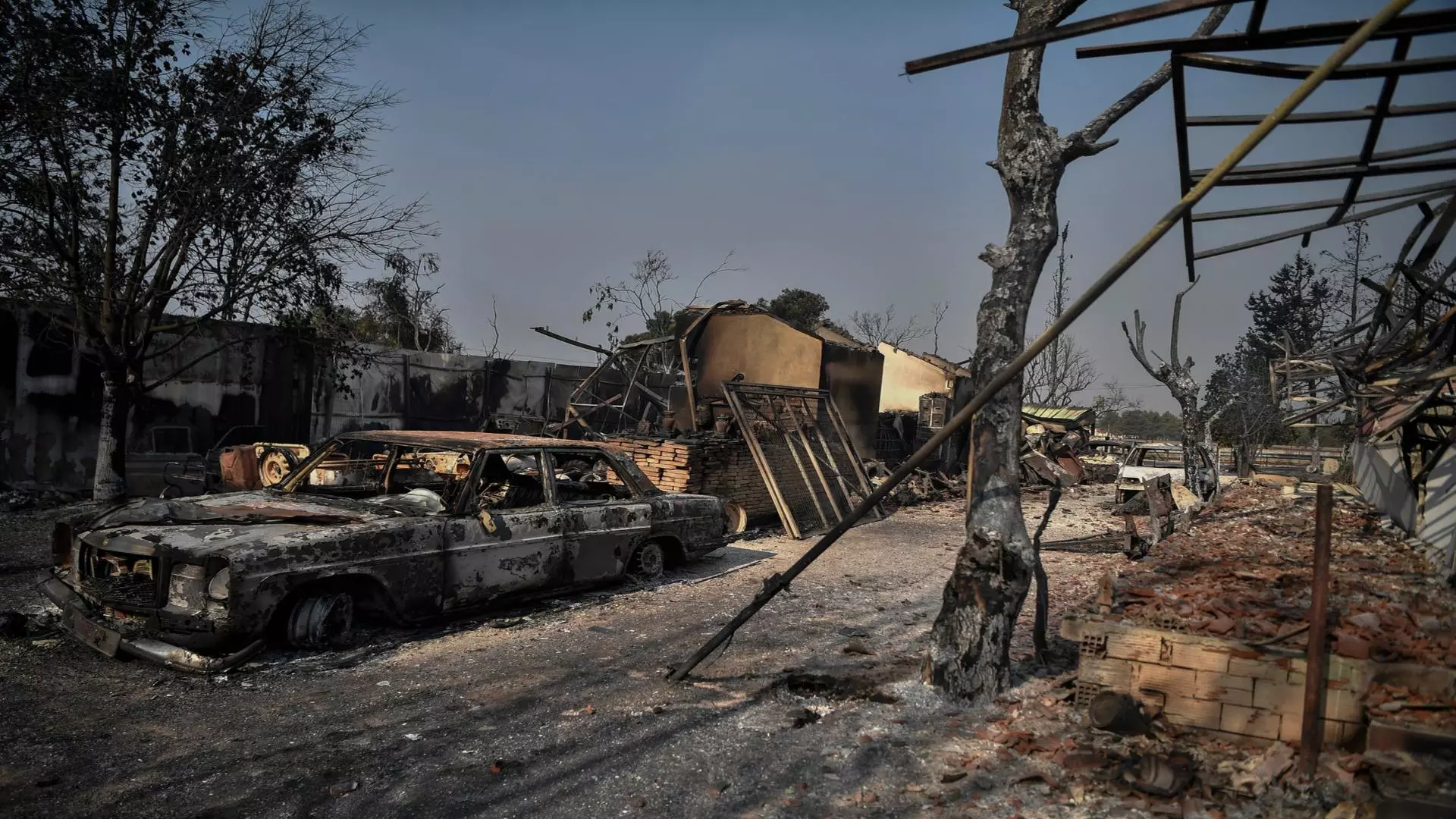 Peisaj apocaliptic în urma incendiilor care au distrus tot în cale