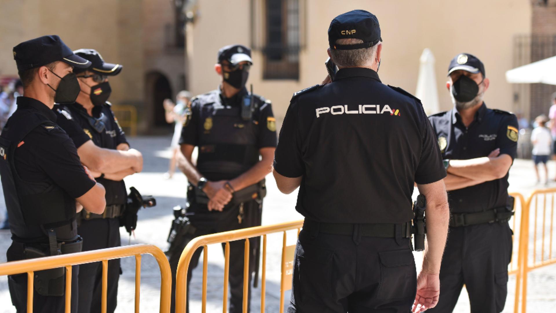 Români prinși la furat parfumuri şi haine din magazine de lux din Spania / Foto: Profi Media