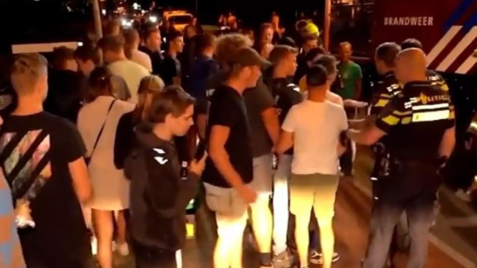 Mai multe persoane au protestat, în Olanda, față de sosirea unor afgani în țară. Captură video