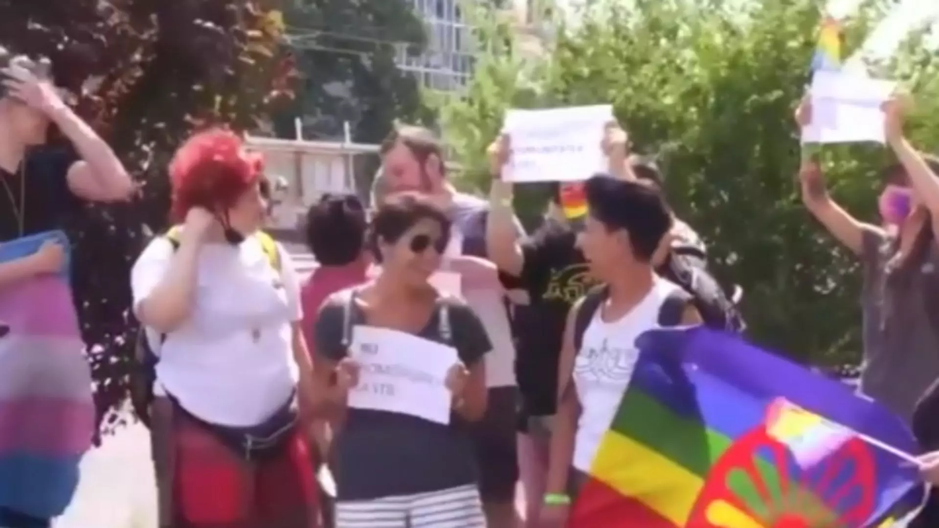 Protest LGBT in fața sediului STB (captură video)