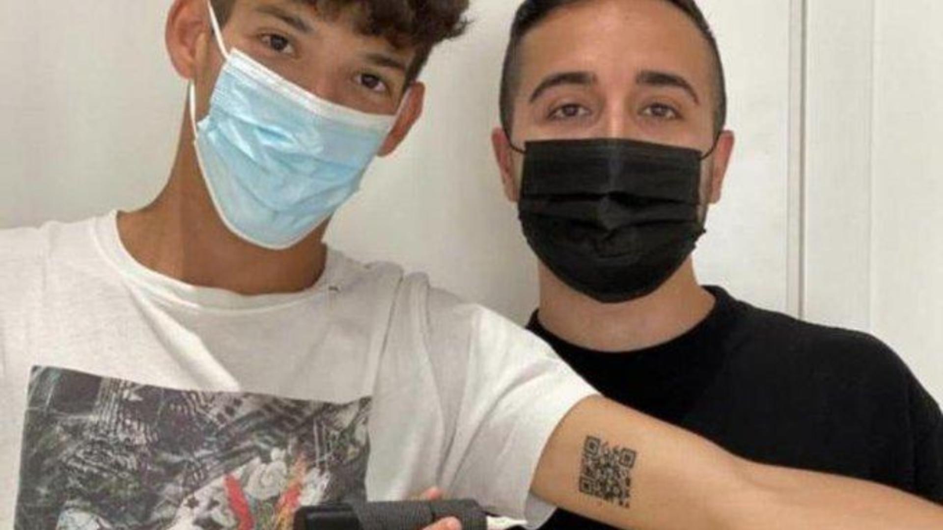 Un student și-a tatuat codul QR de pe certificatul de vaccinare