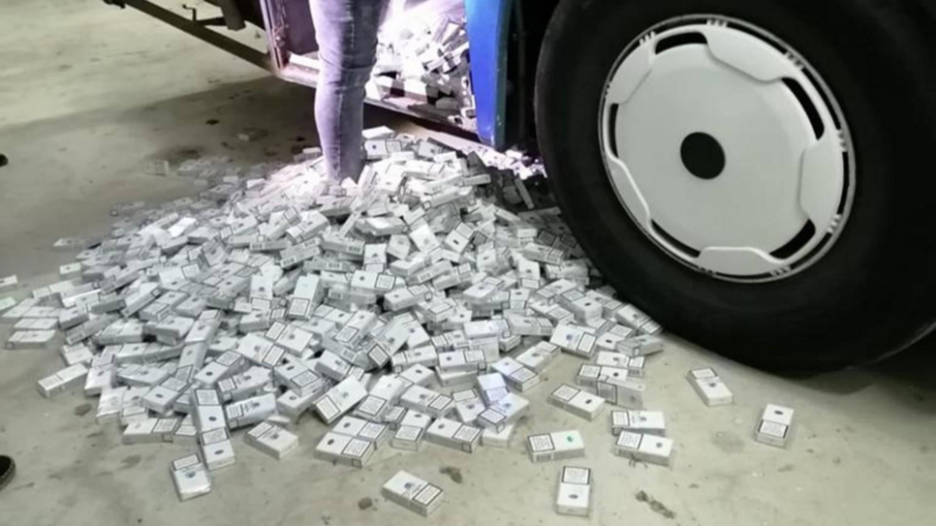Autocar defect, plin cu ţigări de peste 13.000 de lei, depistat la intrarea în România 