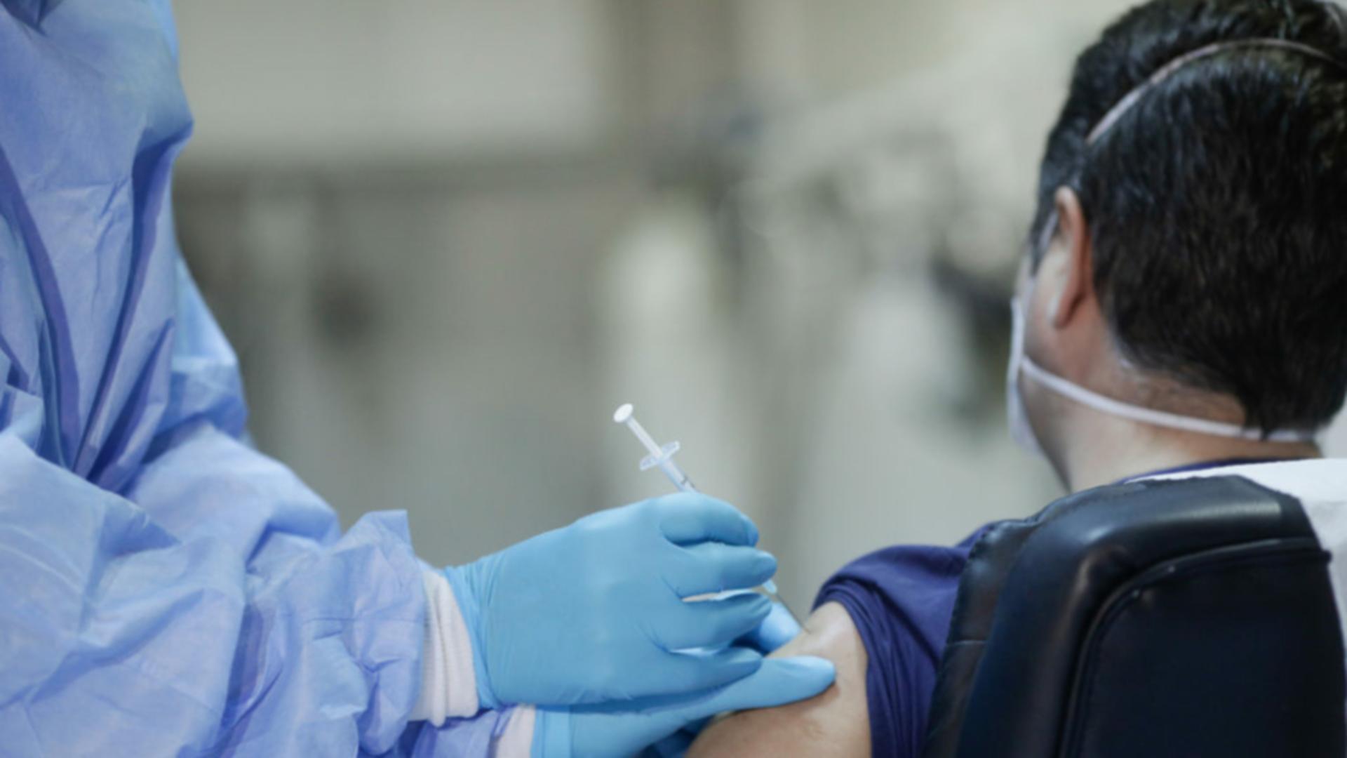 Bărbat vaccinat complet, infectat cu tulpina Delta