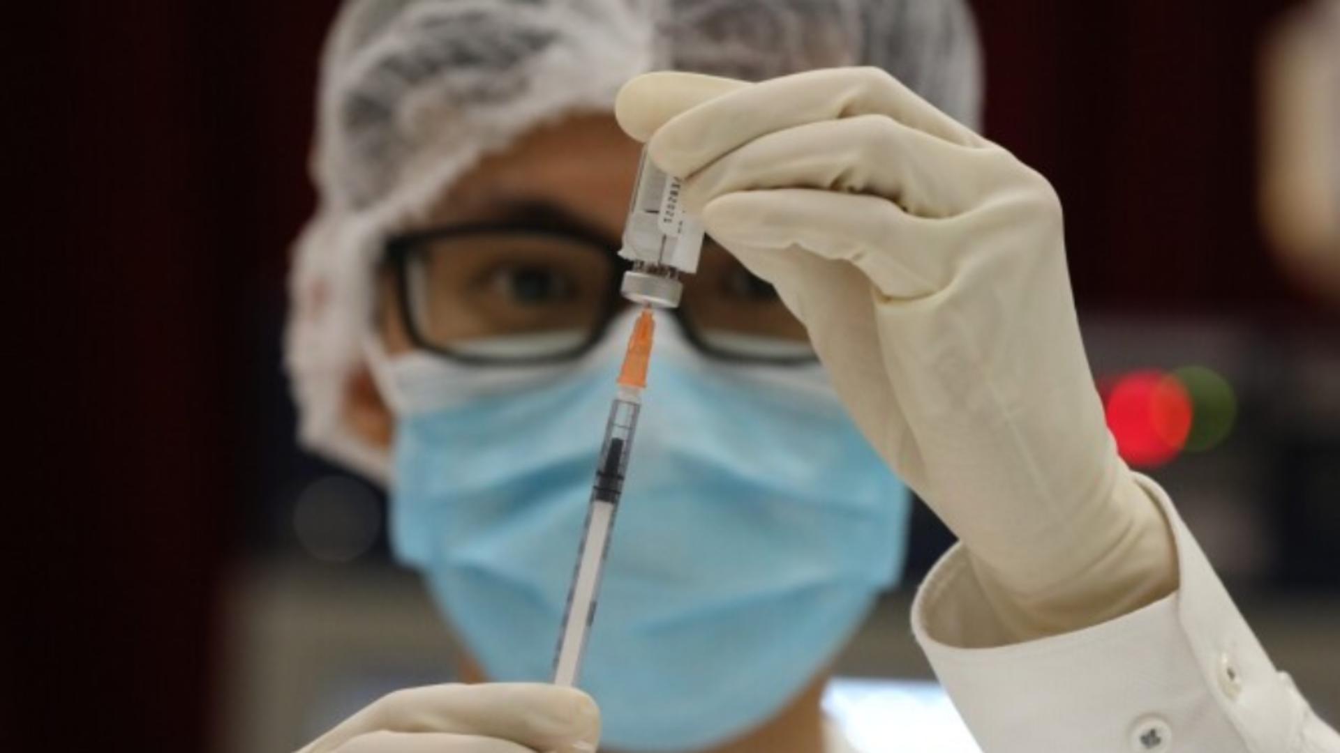 Medicii care refuză vaccinarea anti-COVID nu vor mai fi obligați să se testeze pe banii lor
