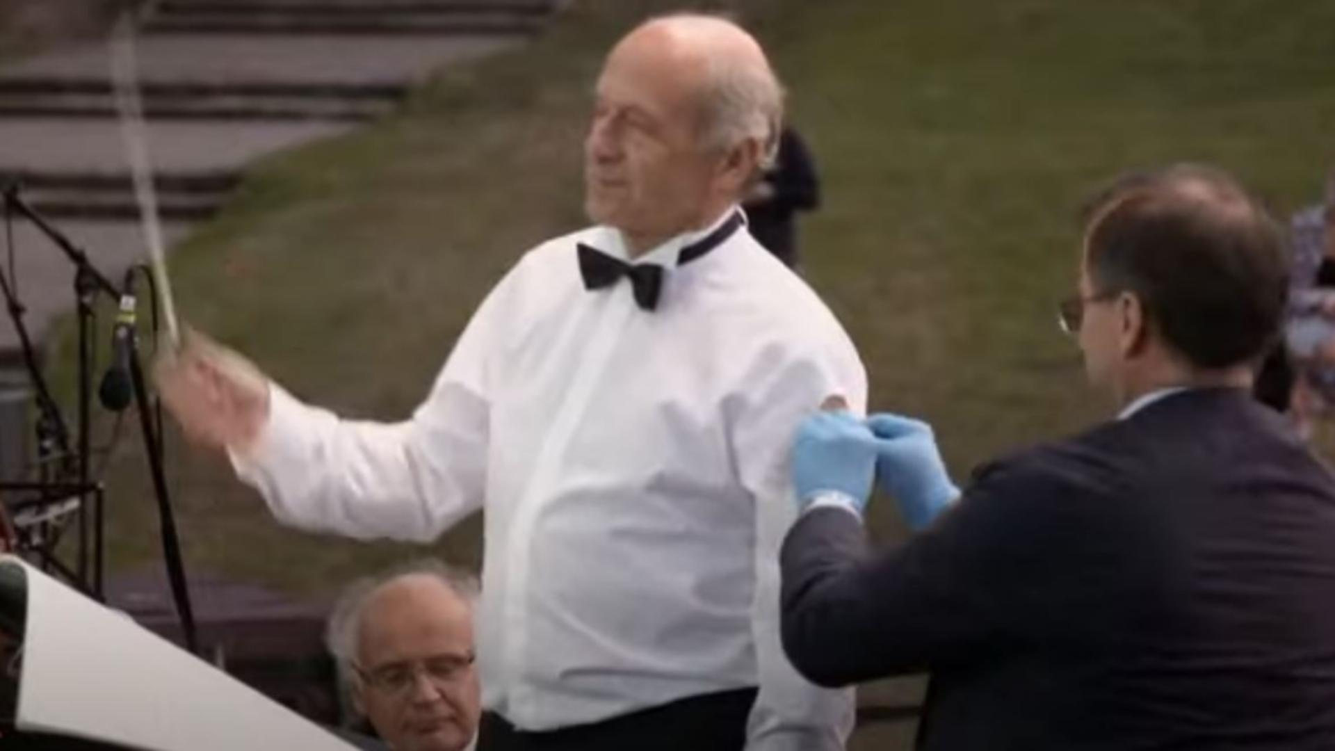 Un dirijor maghiar s-a vaccinat anti-Covid pe scenă în timpul unui concert. Captură video