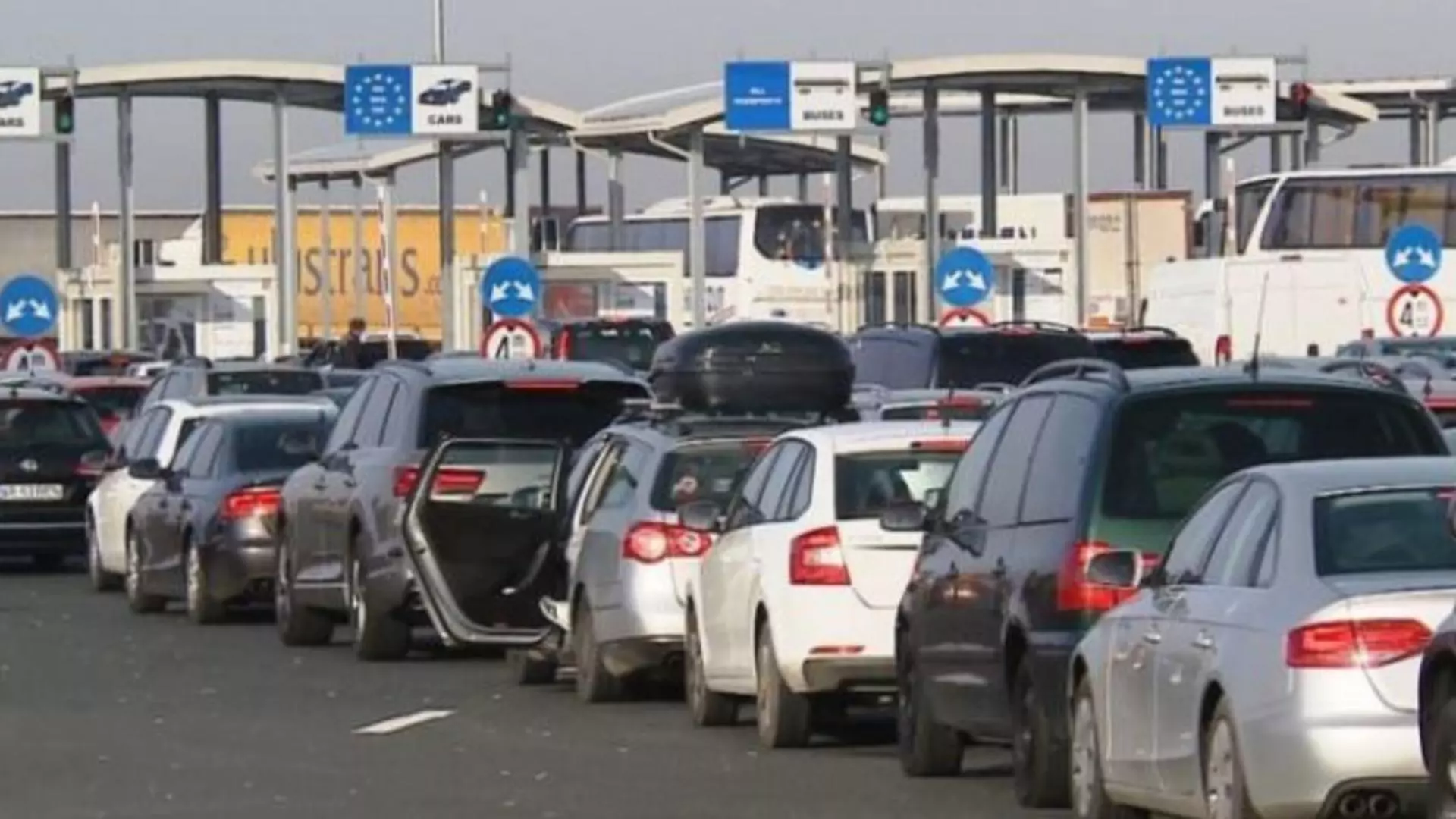 Cozi URIAȘE la intrarea în țară! MII de români se întorc din vacanță - Carantină obligatorie pentru nevaccinați