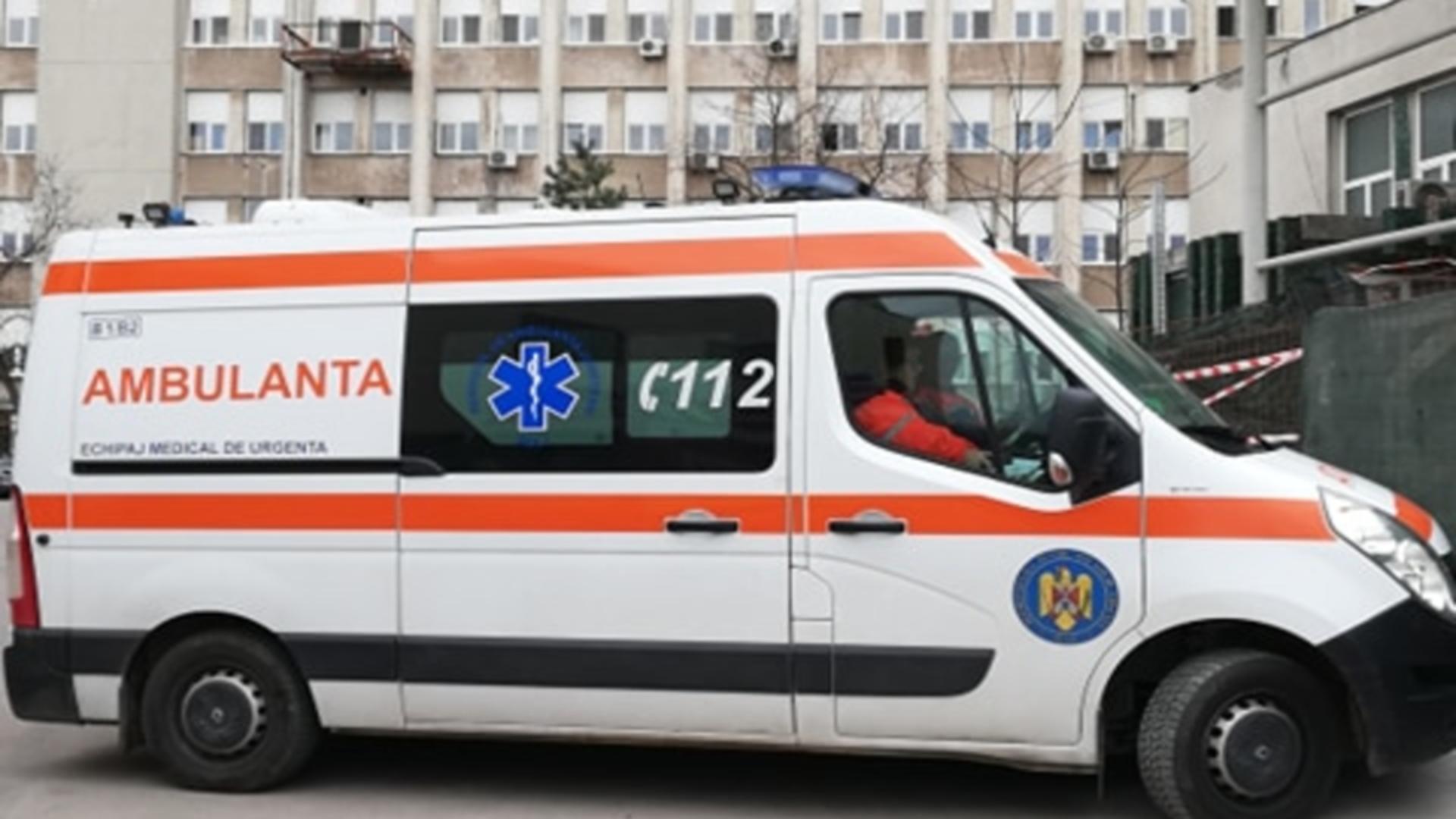 Ambulanță parcată în fața unui spital