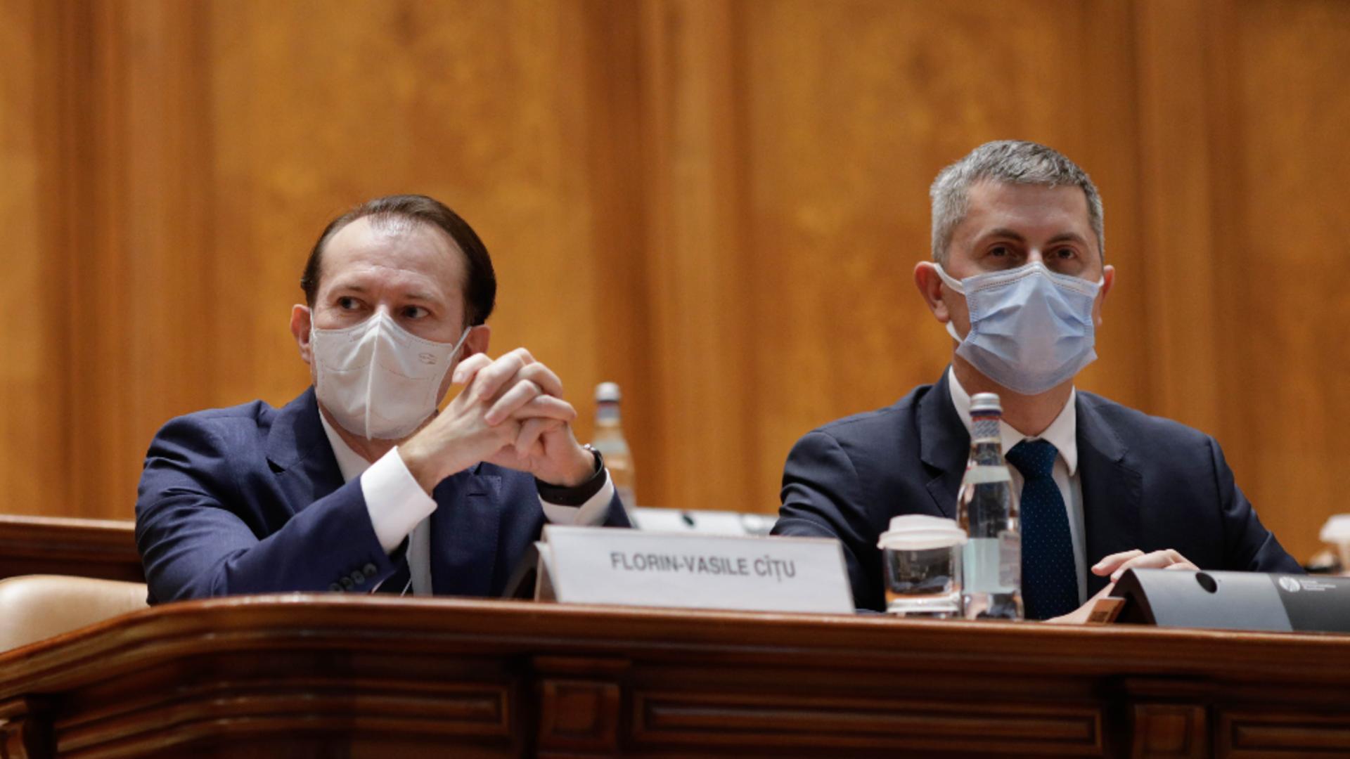 Florin Cîțu și Dan Barna  în Parlament/ Inquam Photos / George Calin