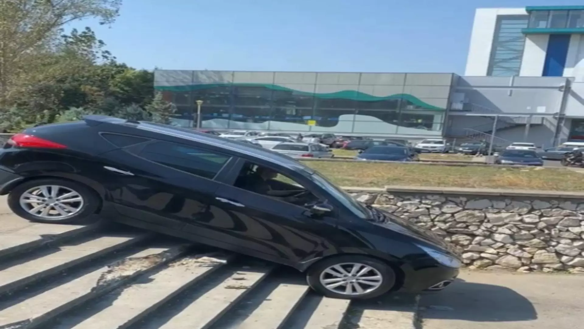 Un șofer coboară cu mașina pe scările unui parc din Constanța