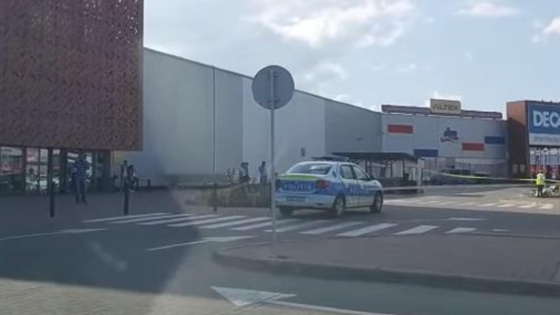 Un copil de 12 ani a fost înjunghiat în parcarea unui mall din Sibiu. Captură video