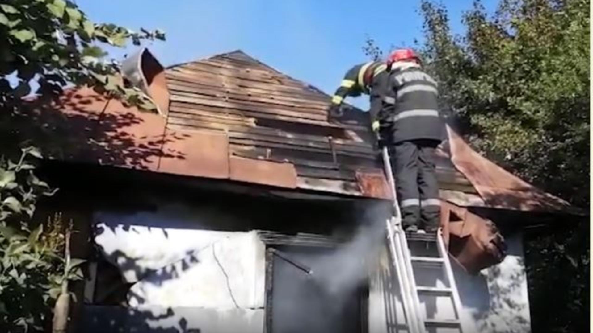 Momentul în care casa a fost cuprinsă de flăcări. Captură video