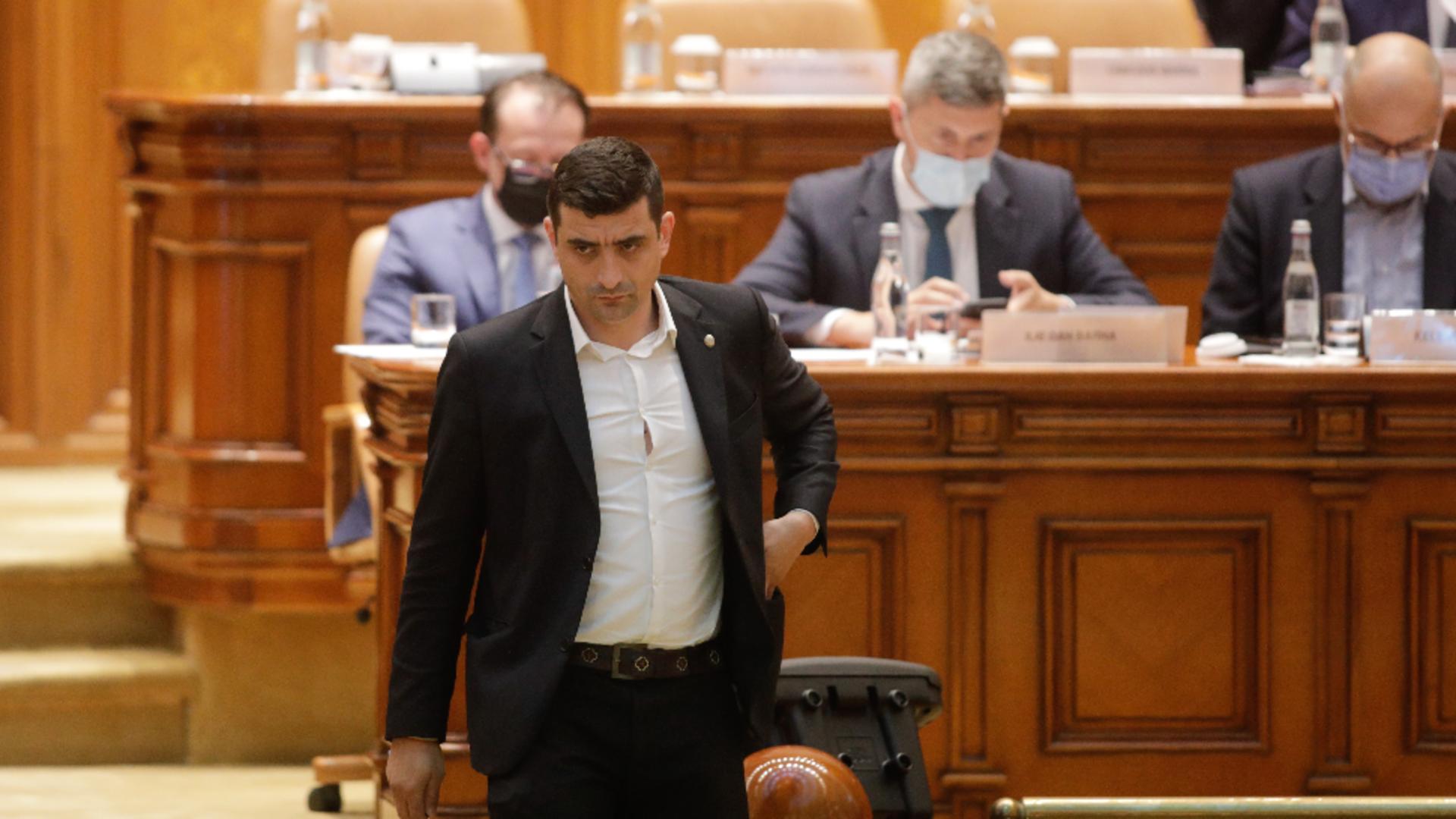 Florin Cîțu, fugărit în Parlament de George Simion / Foto: Inquam Photos