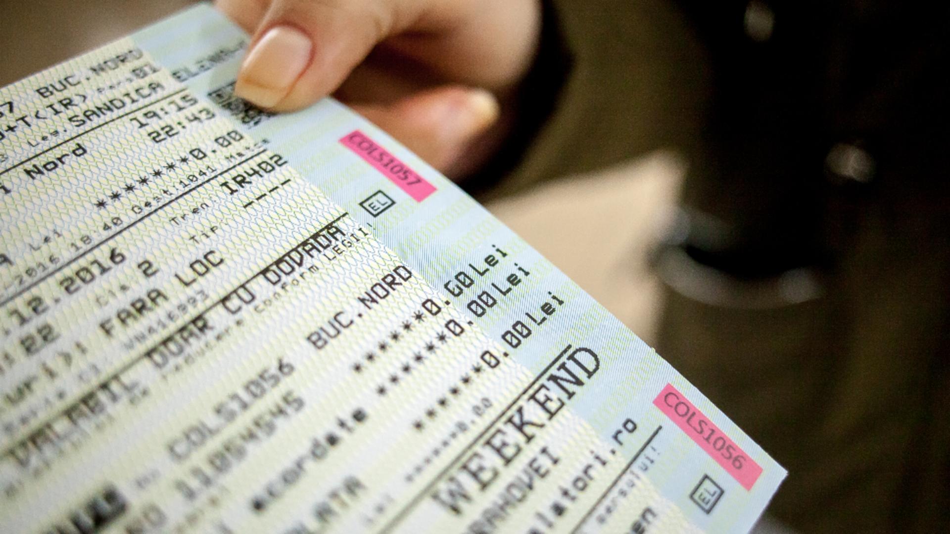 Pasagerii pot cumpăra biletele cu cardul direct din tren / Foto: Inquam Photos