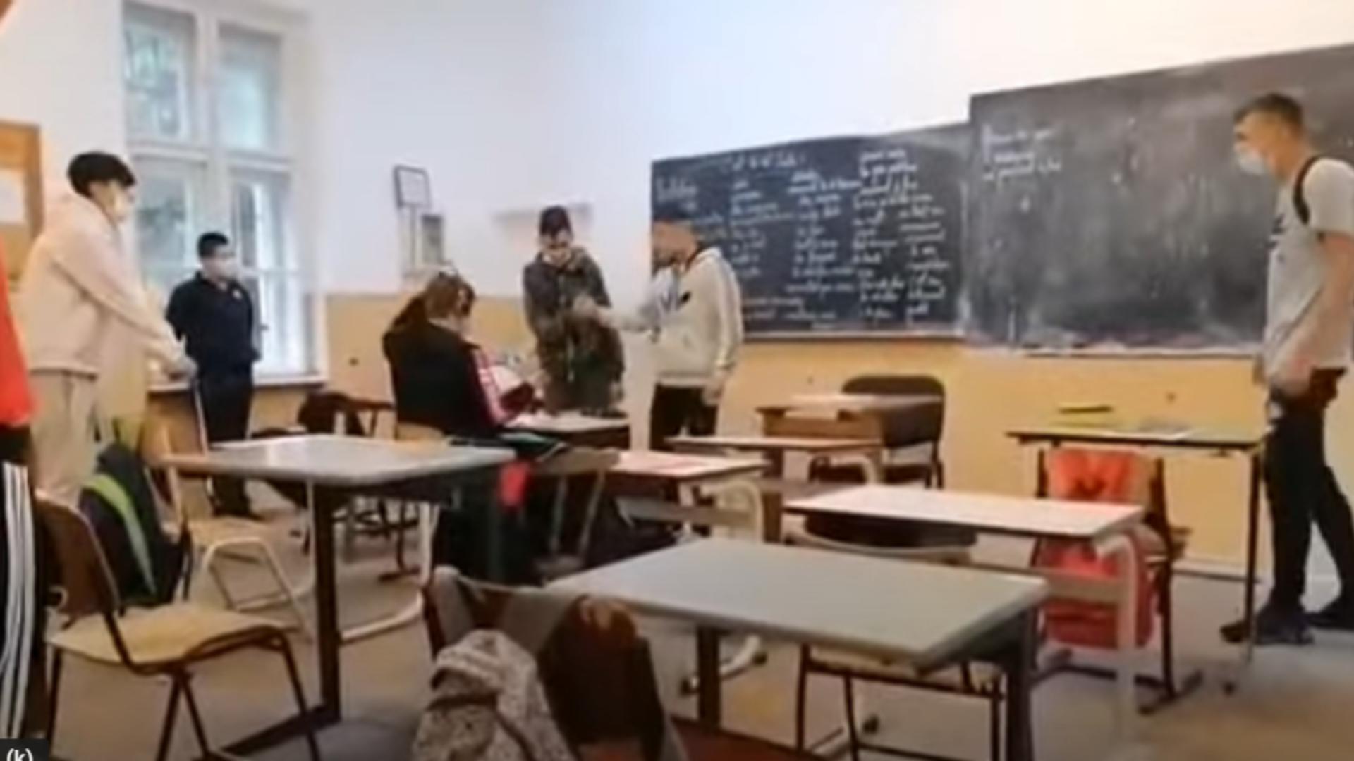 Elev bătut la un liceu din Lipova, Arad / Captură video