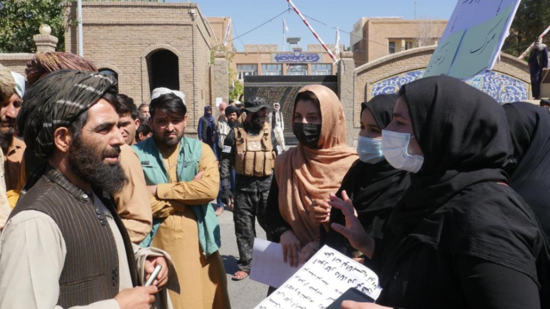 FEMEILE din Afganistan - proteste oprite VIOLENT de talibani Foto: Twitter.com