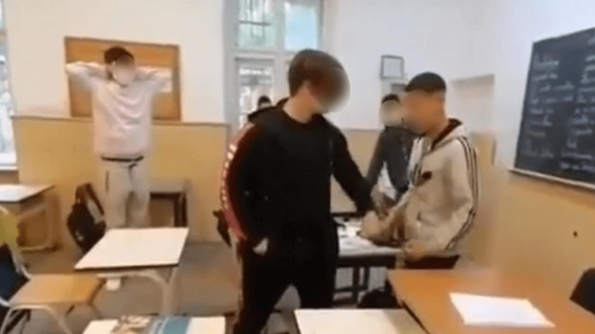 Momentul in care elevul a fost atacat de colegi (captură video)