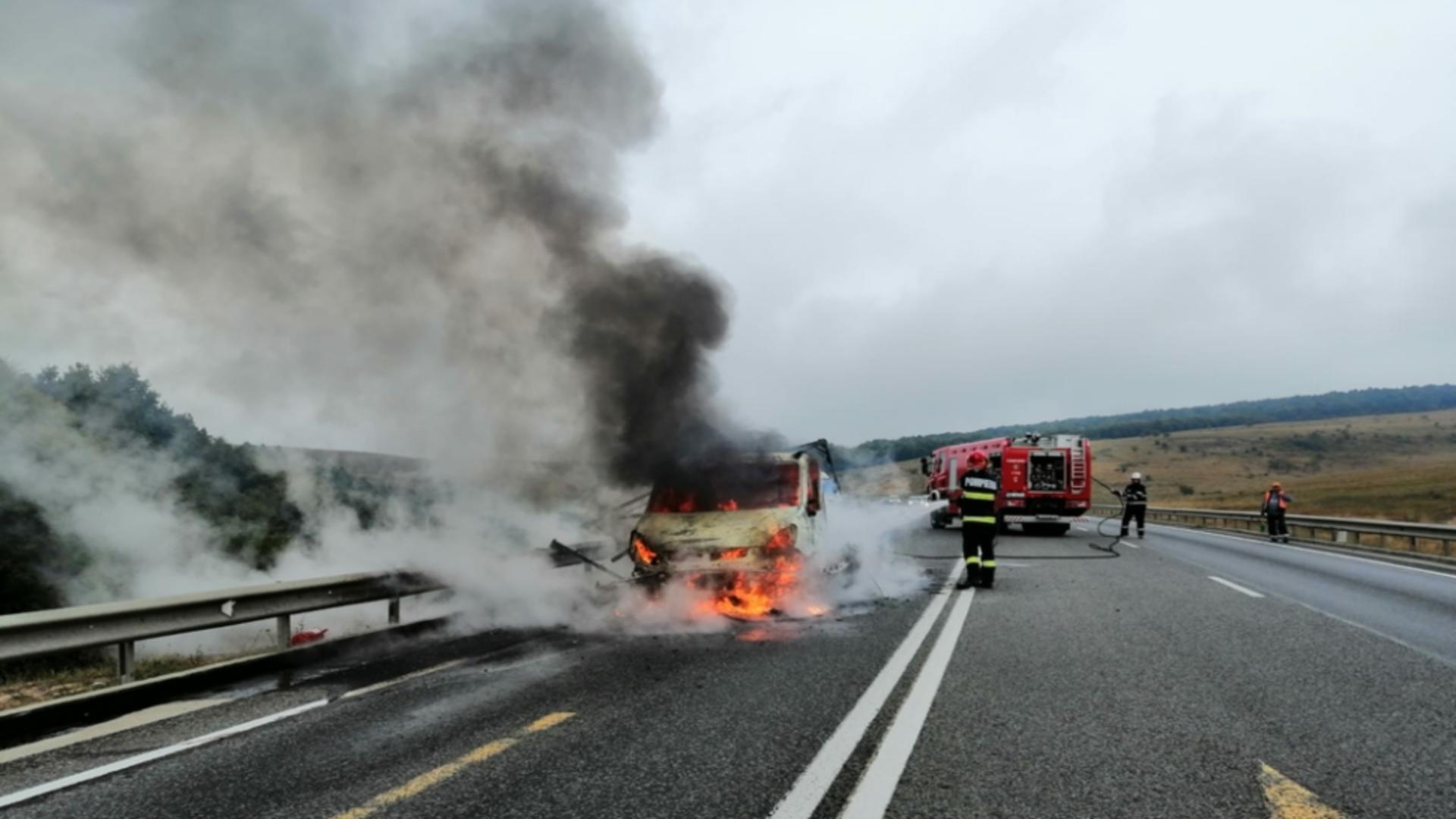 Autoutilitară în flăcări pe Varianta de Ocolire Cluj Est