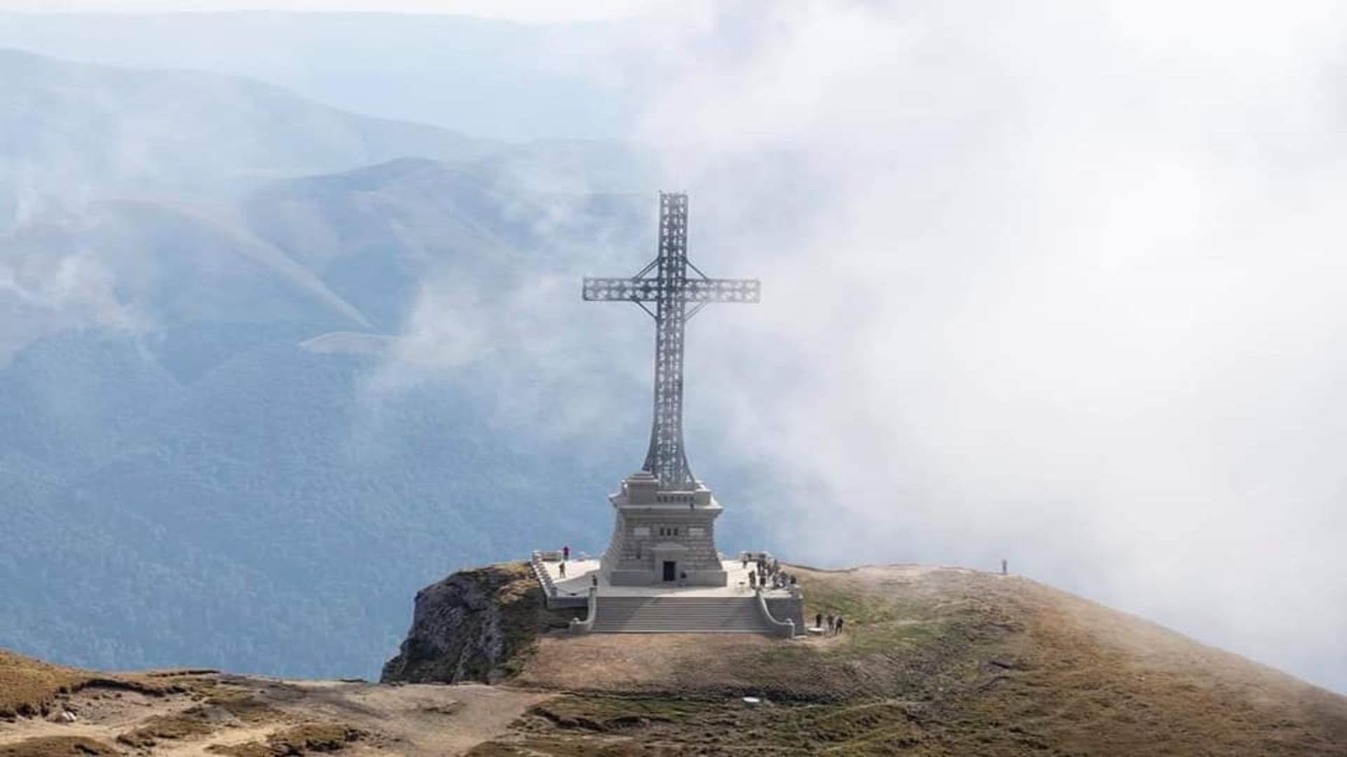 Crucea de pe Caraiman a fost reabilitată, după 5 ani, în ziua Înălțării Sfintei Cruci Foto: Facebook.com