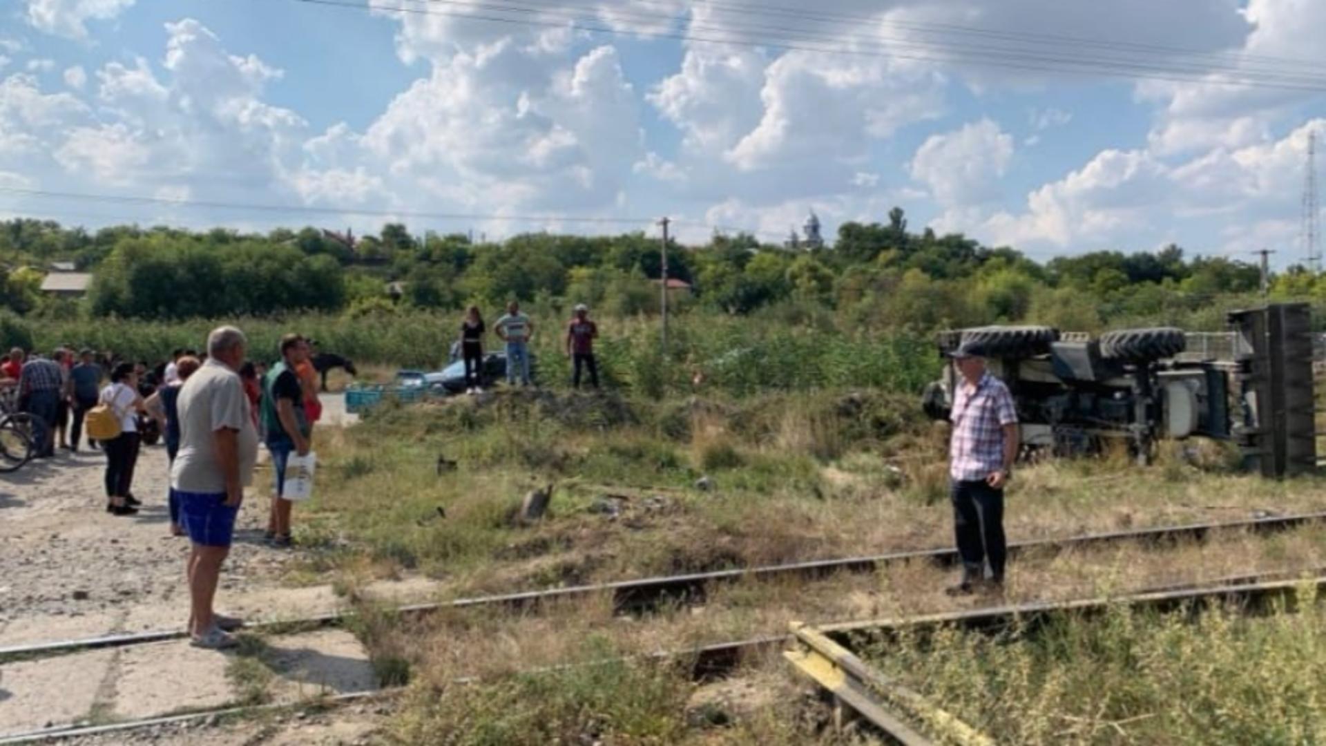 Excavatorul a fost aruncat la câțiva metri distanță (foto: ISU Galați)