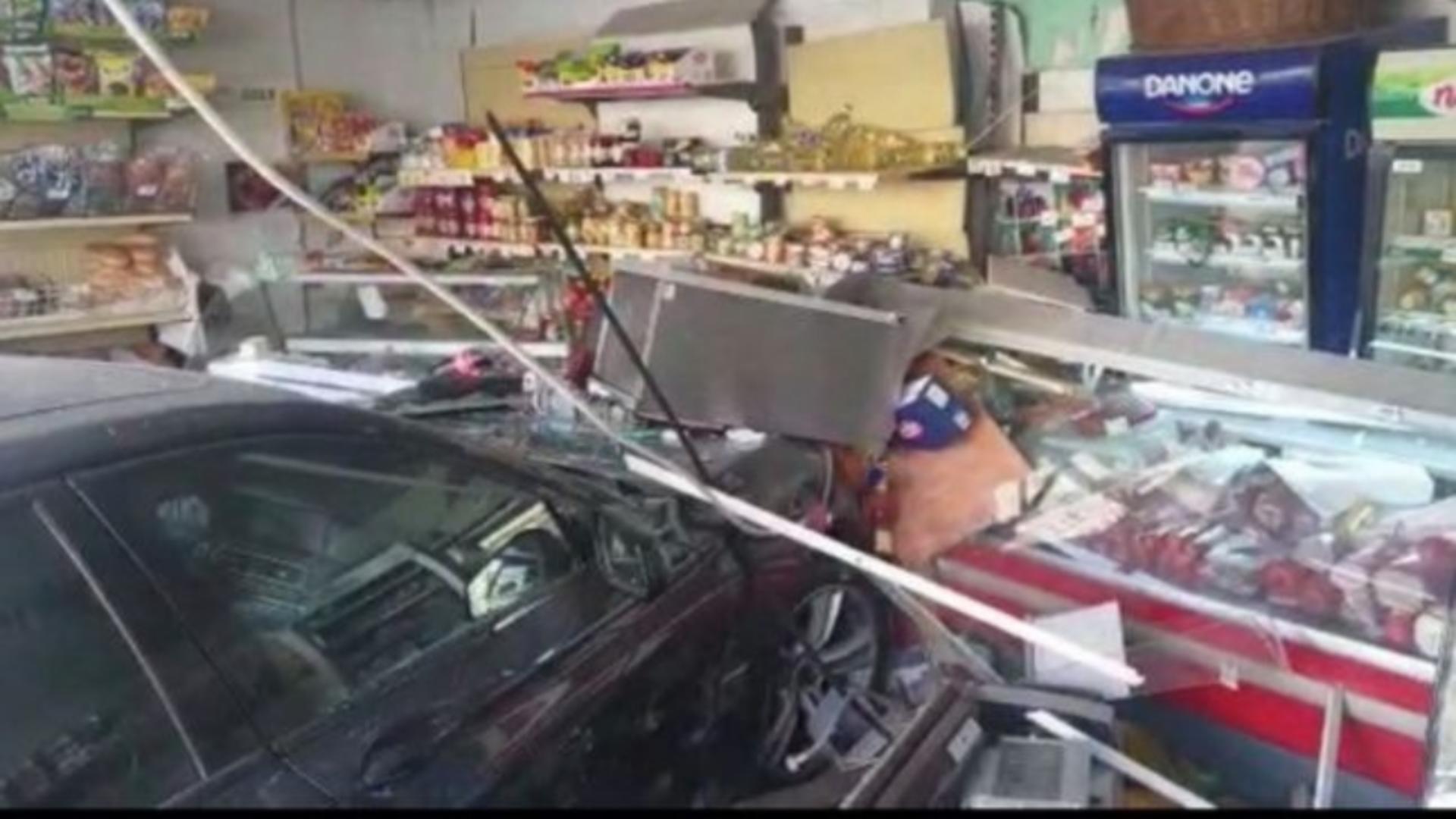 O mașină a intrat în plin într-un magazin
