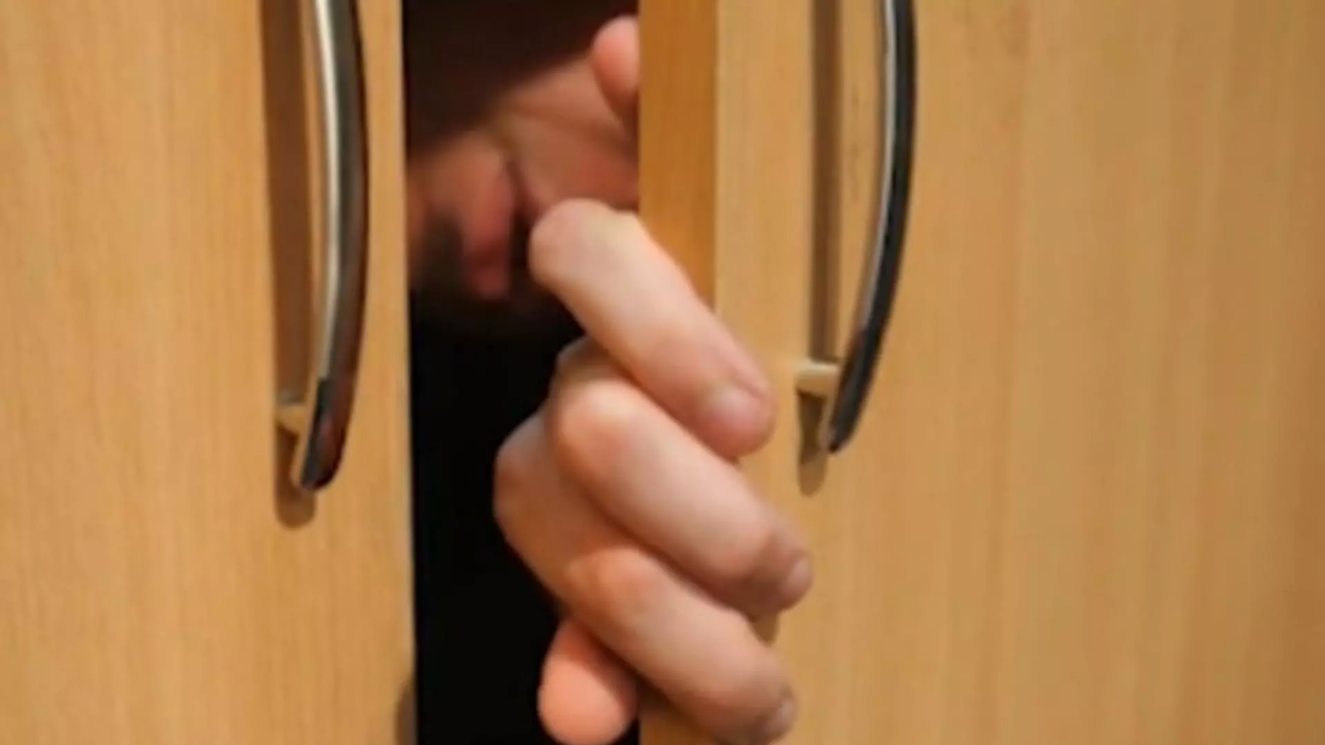 s-a ascuns de poliție în șifonier