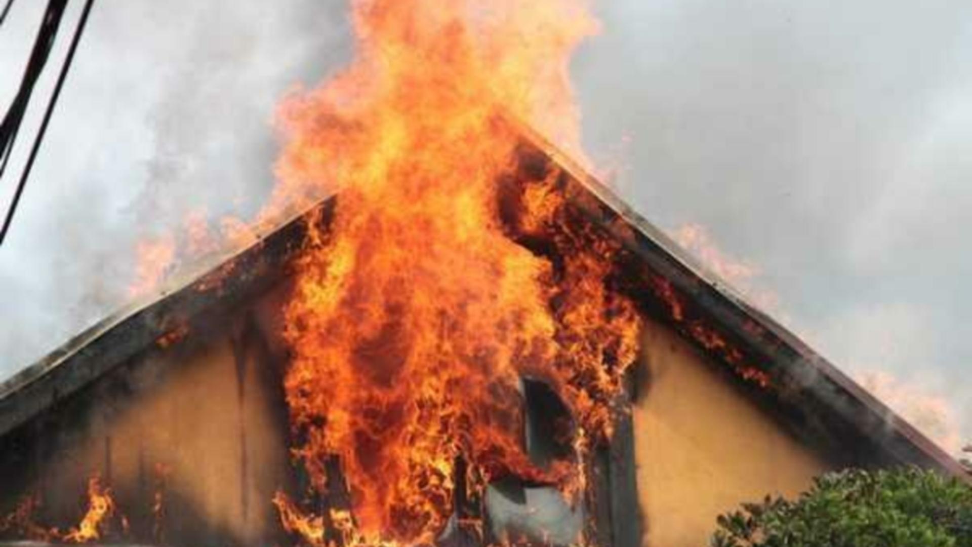 O casă a luat foc, în Suceava