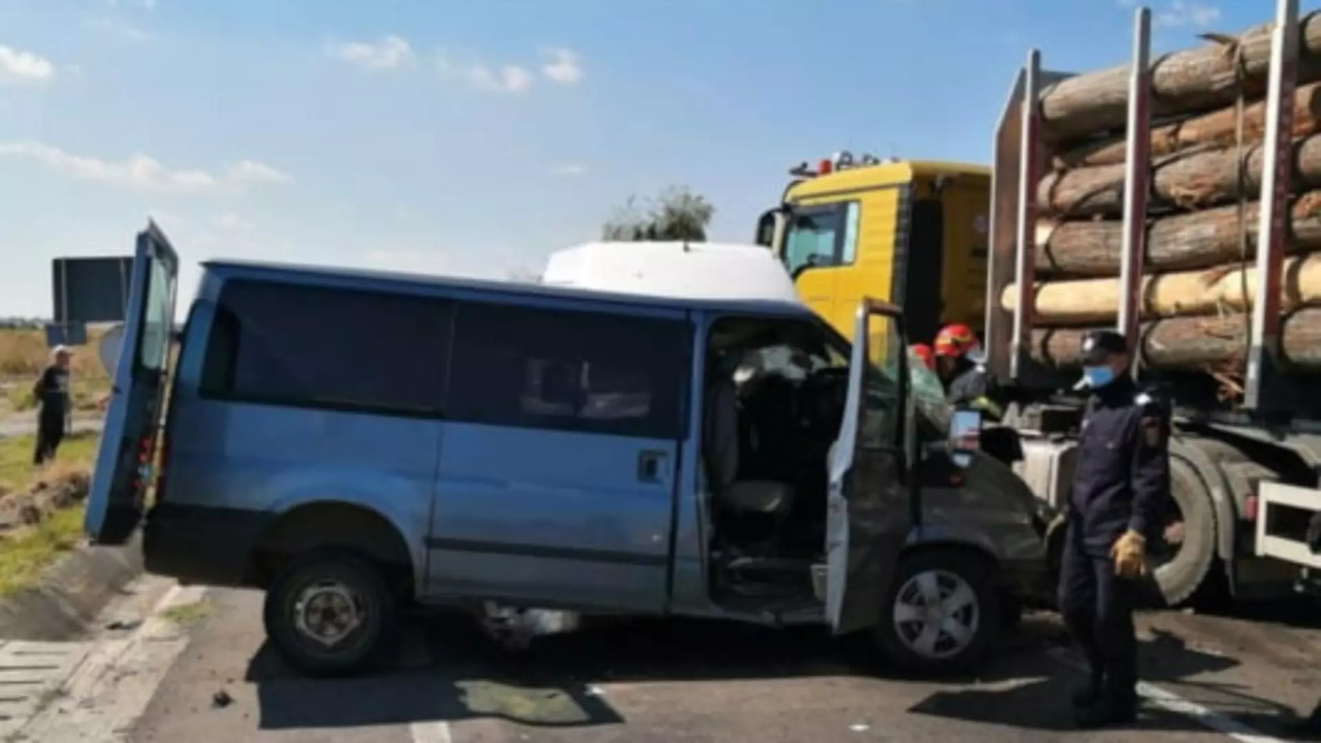 dubiță spulberată de un TIR cu lemne