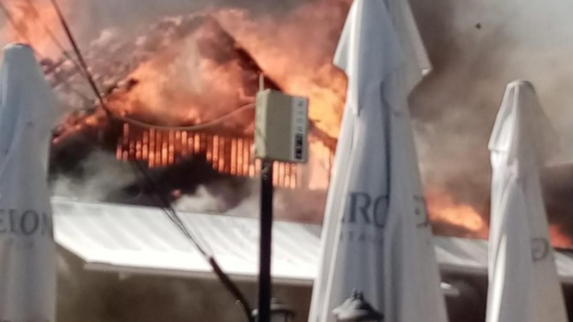 Incendiu de amploare la două terase din Mamaia