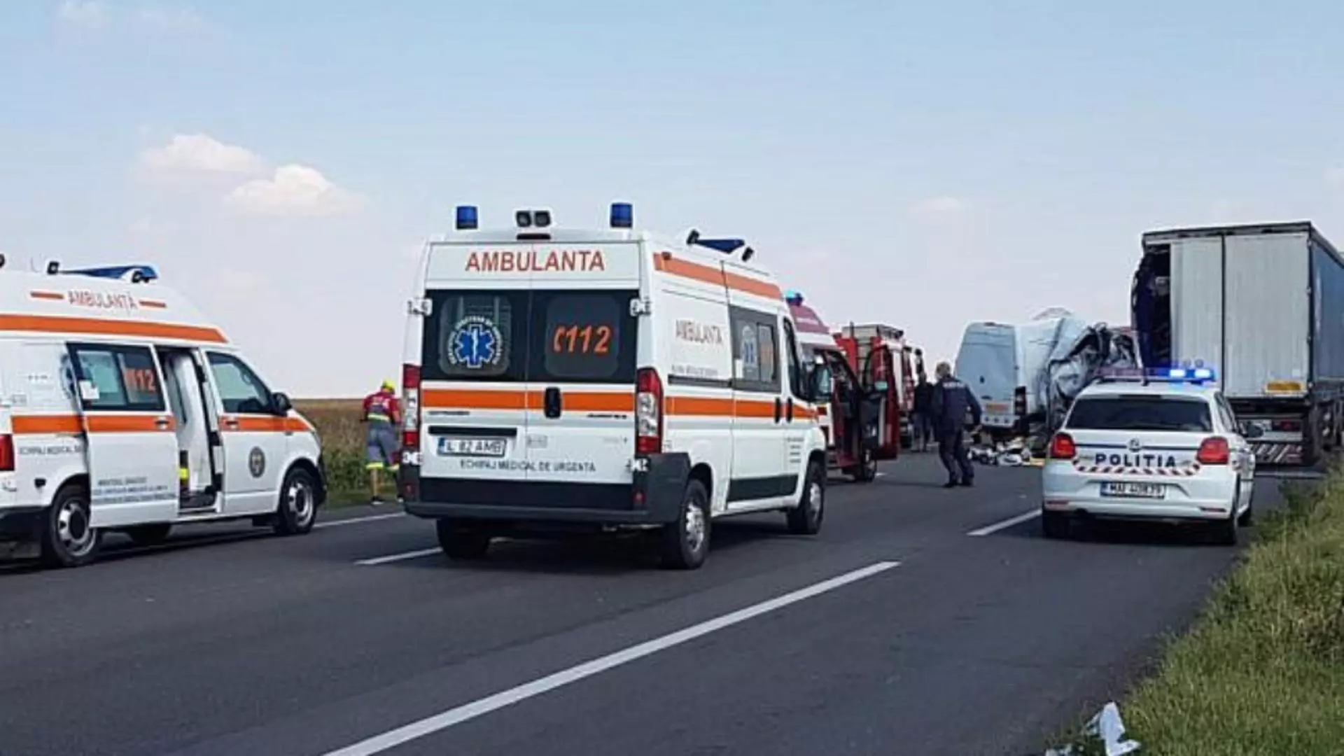 Accident intre un microbuz si un TIR