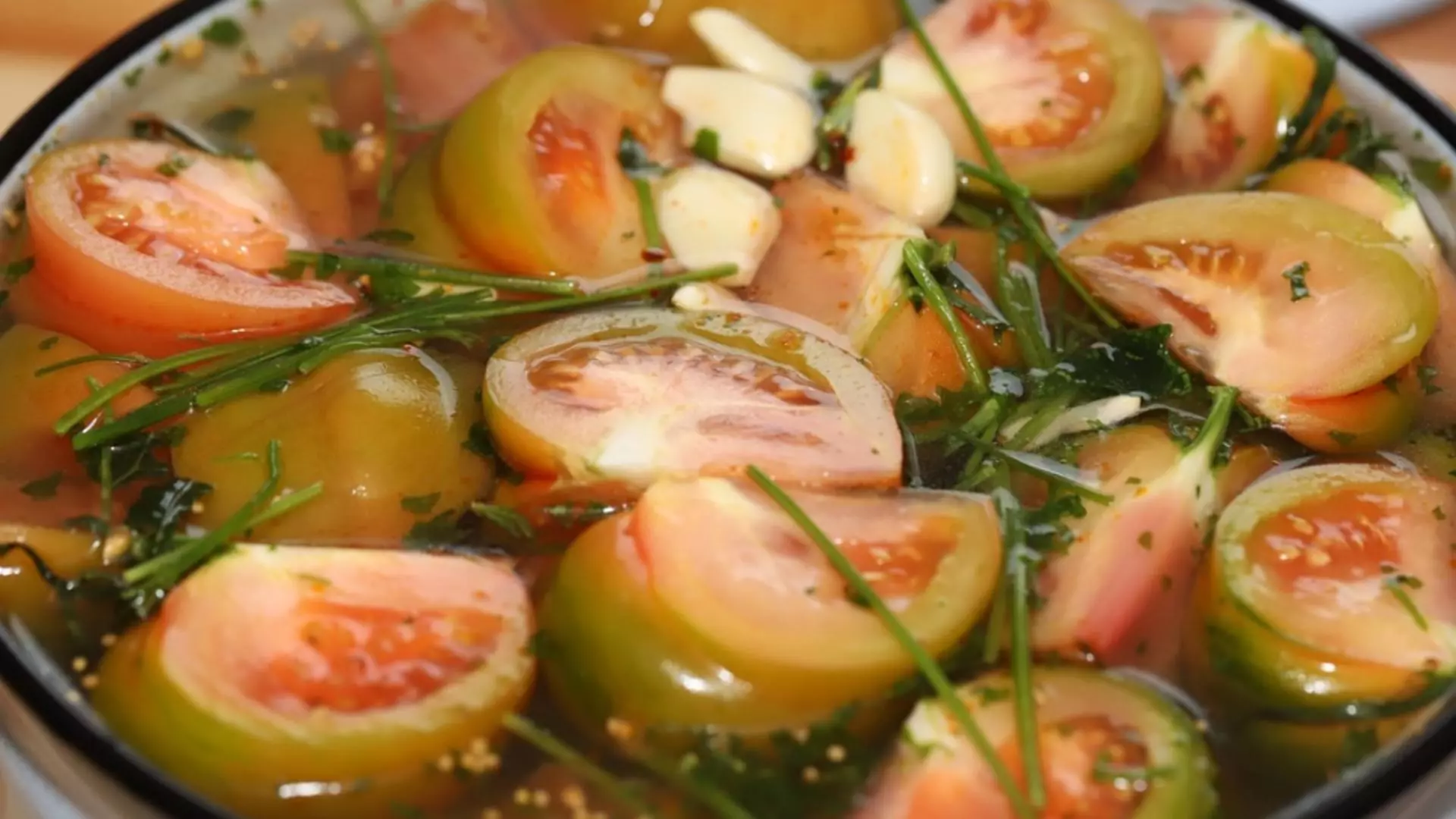 Adaugă acest ingredient în apă și murăturile nu se vor mai înmuia