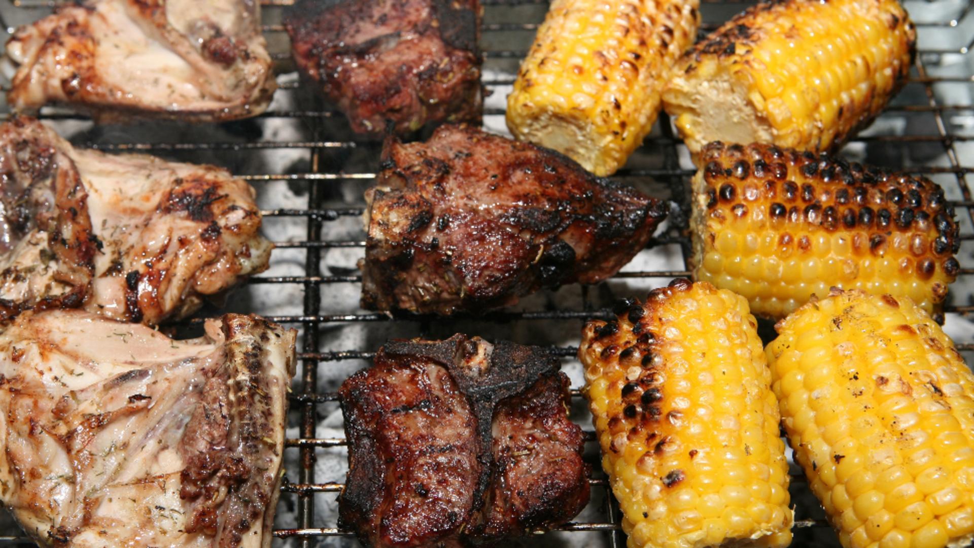 Ce se întâmplă în corpul tău dacă mănânci carne ARSĂ la grătar / Foto: Profi Media