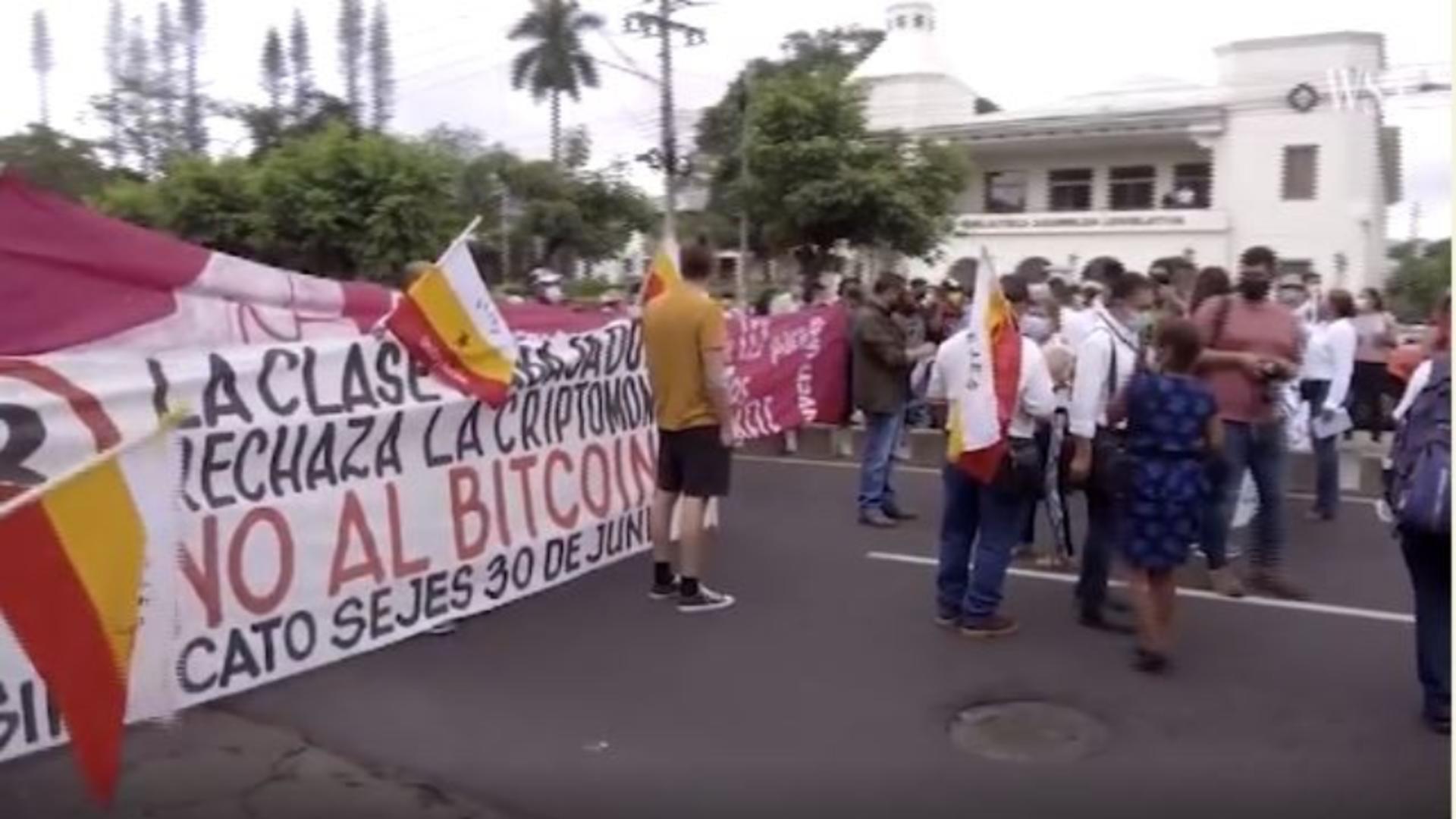 Proteste după adoptarea bitcoin în El Salvador. Captură video
