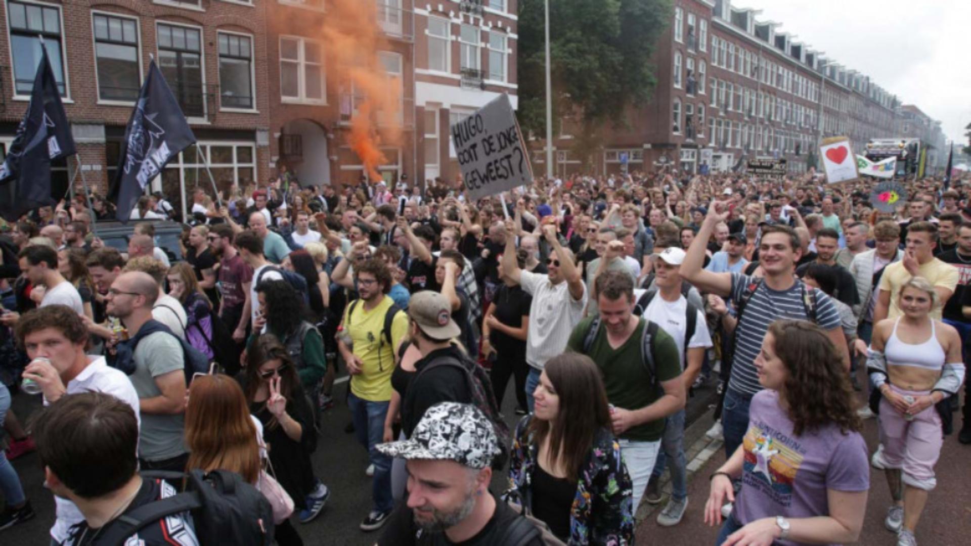 Protest în Amsterdam împoriva restricțiilor anti-COVID și a guvernului. Foto: Profi Media