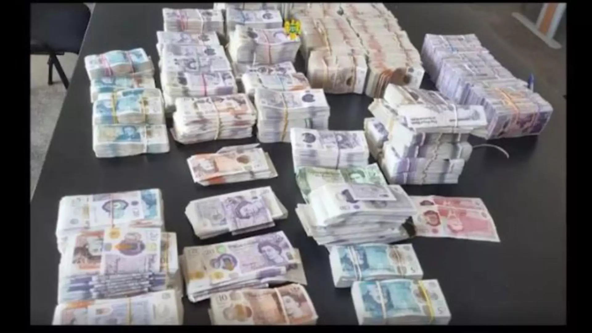 Peste 480.000 de lire sterline ascunse în portbagajul unei mașini