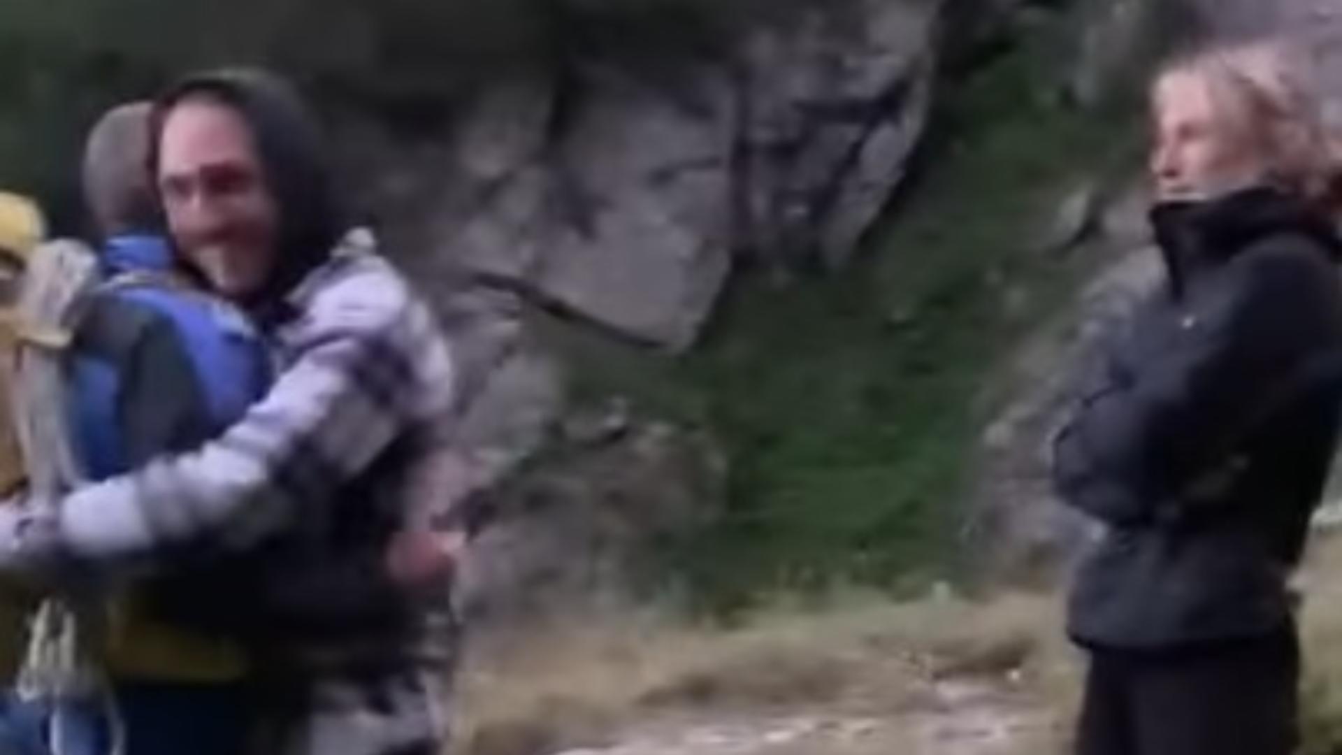 Turiști străini RĂTĂCIȚI pe munte, mesaj EMOȚIONANT după ce au fost găsiți de salvamontiști Foto: Captura video
